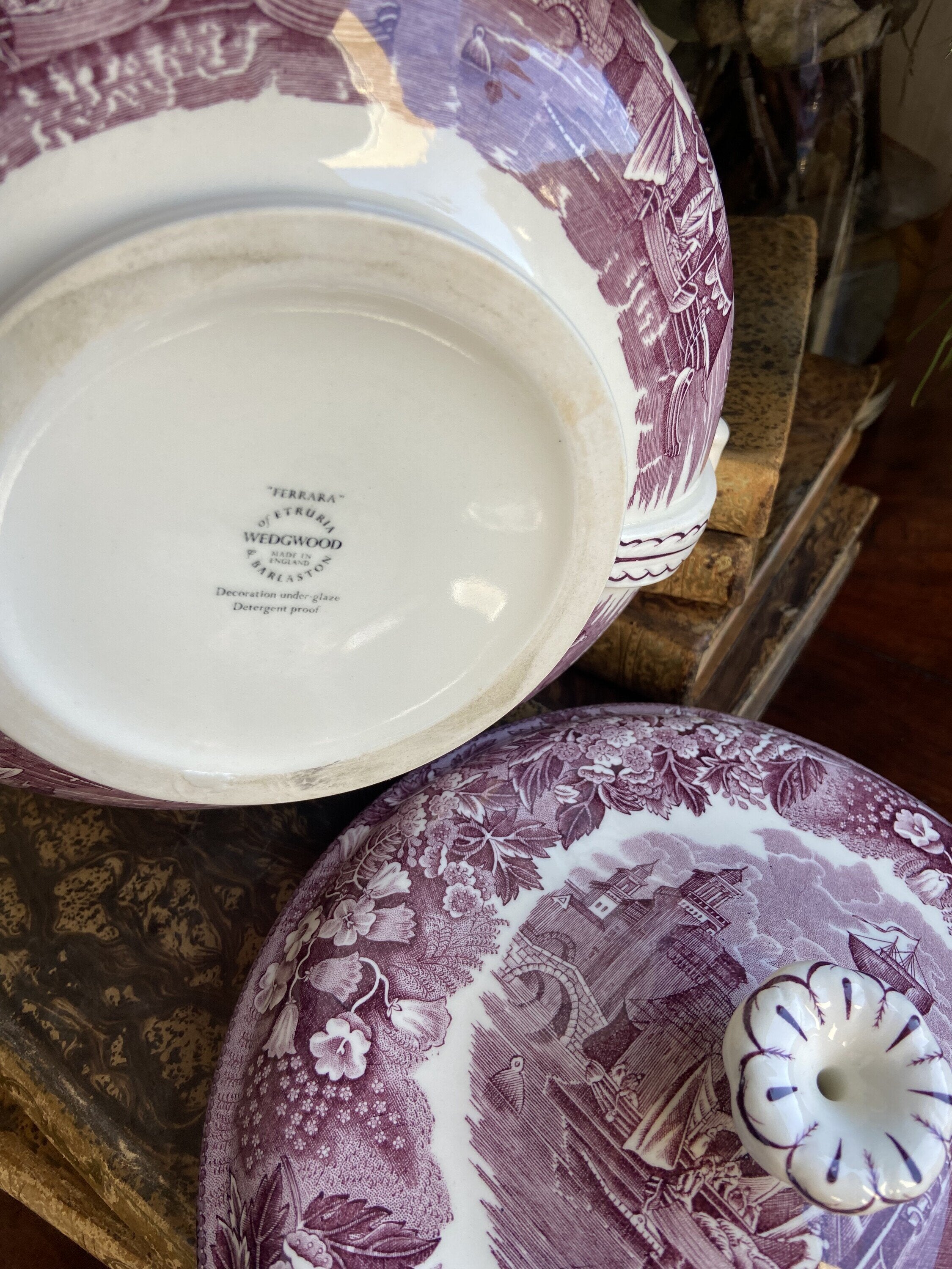 Vela en legumbrera de loza inglesa "Wedgwood".