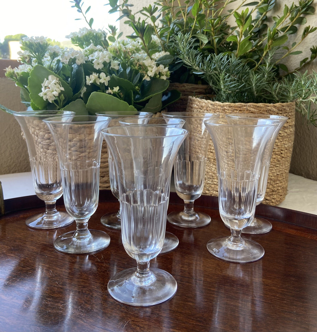 8 copas de cava en vidrio tallado.