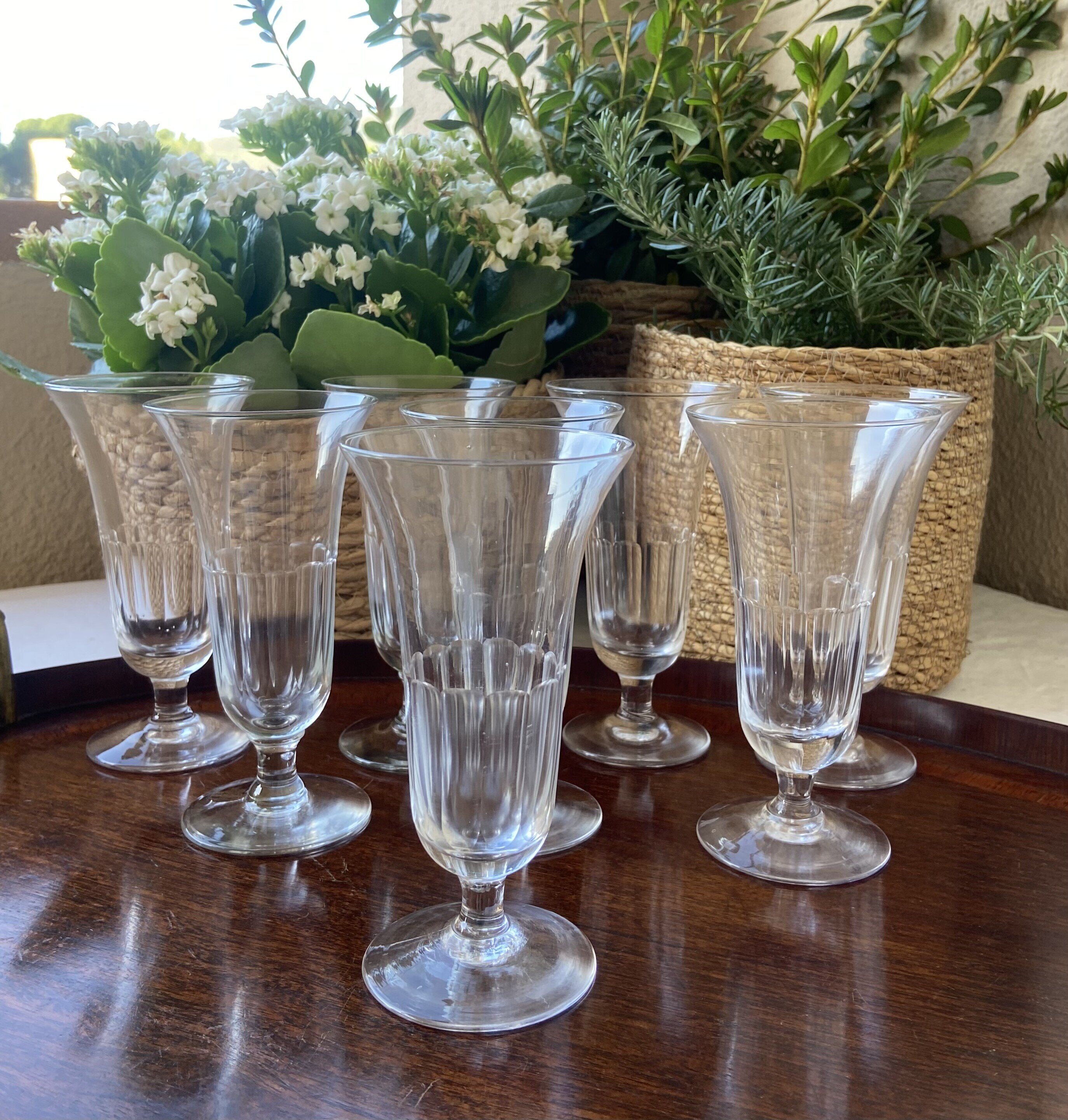 8 copas de cava en vidrio tallado.