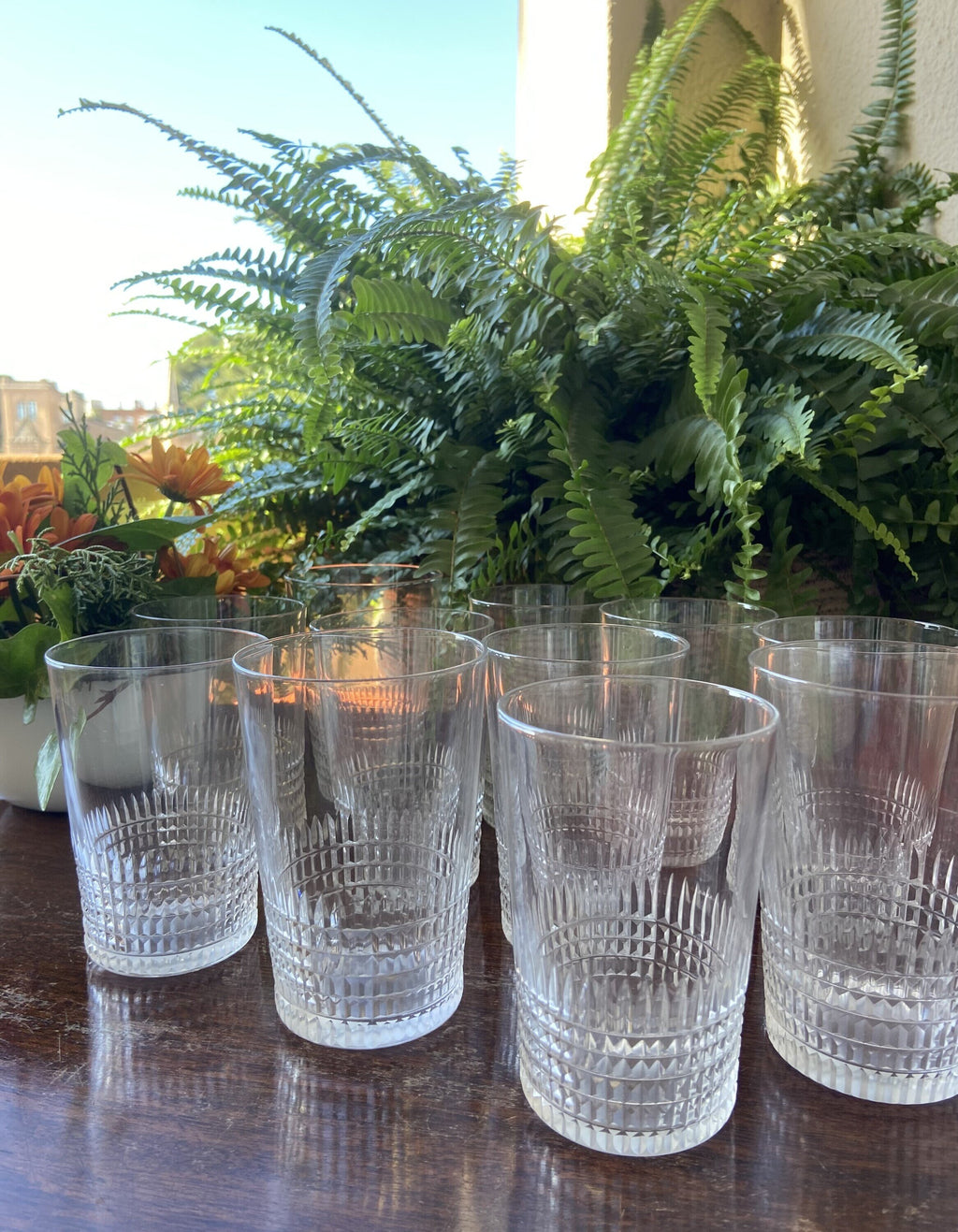 11 vasos de cristal con talla geométrica en la base.
