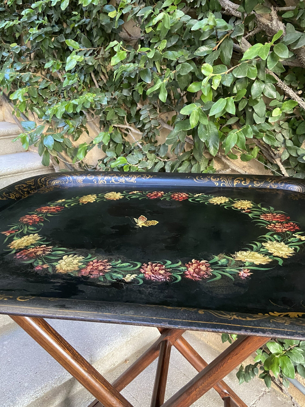 Bandeja de hierro flores y mariposa.