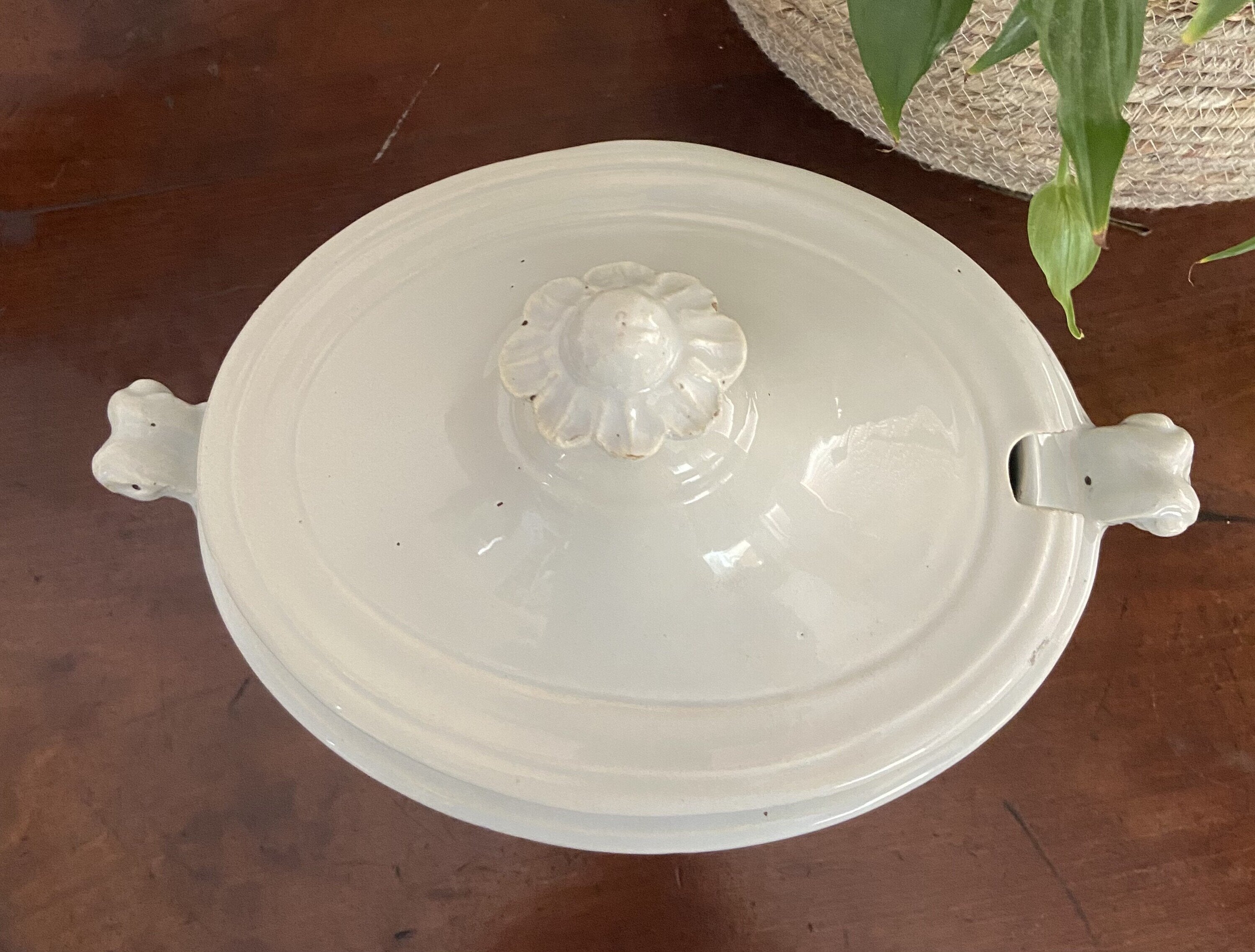 Sopera ovalada con engalba en blanco.