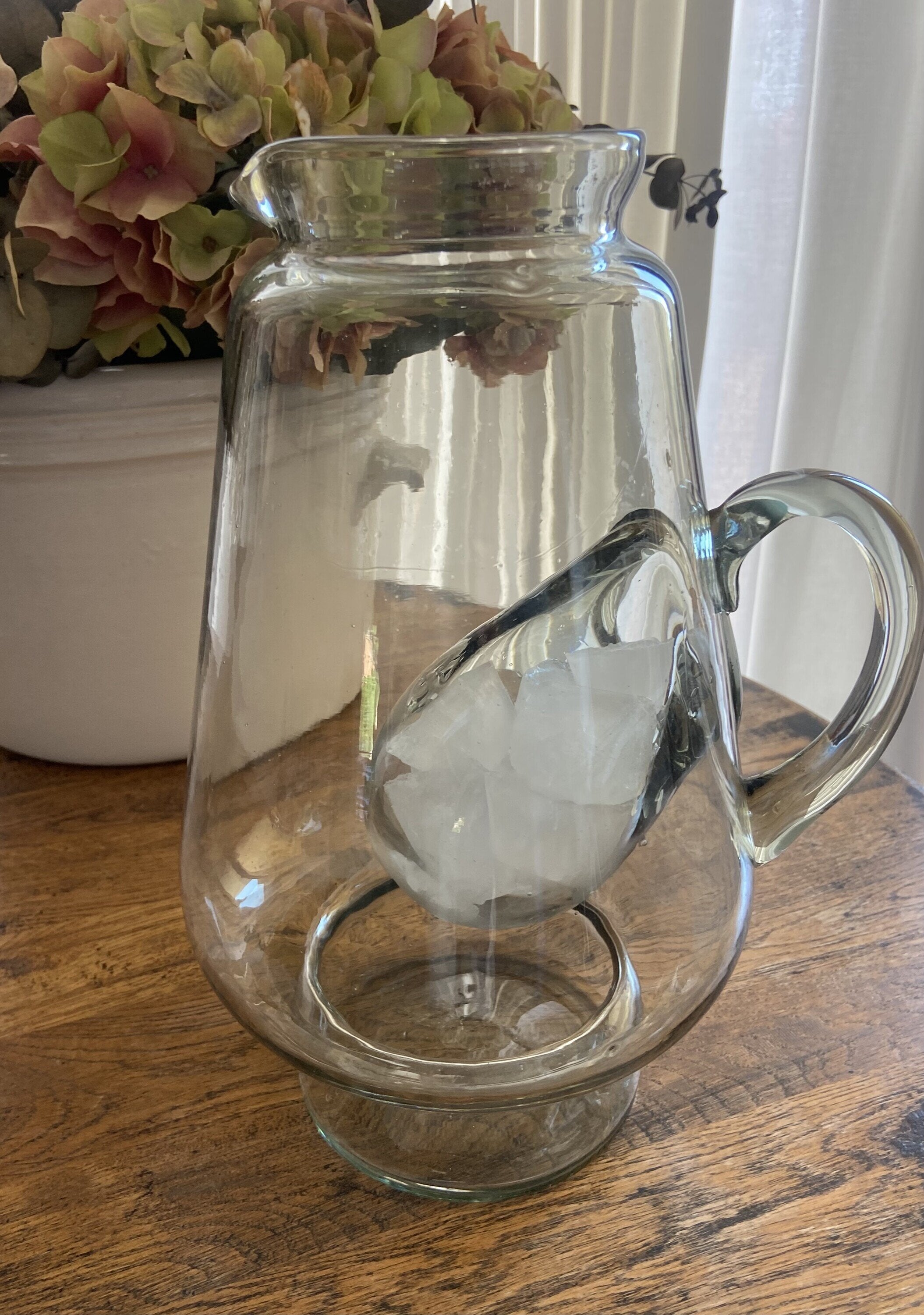 Jarra en vidrio soplado con compartimento para hielo.