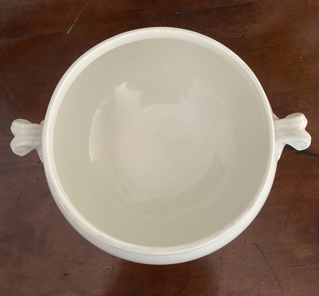 Sopera redonda en porcelana blanca.