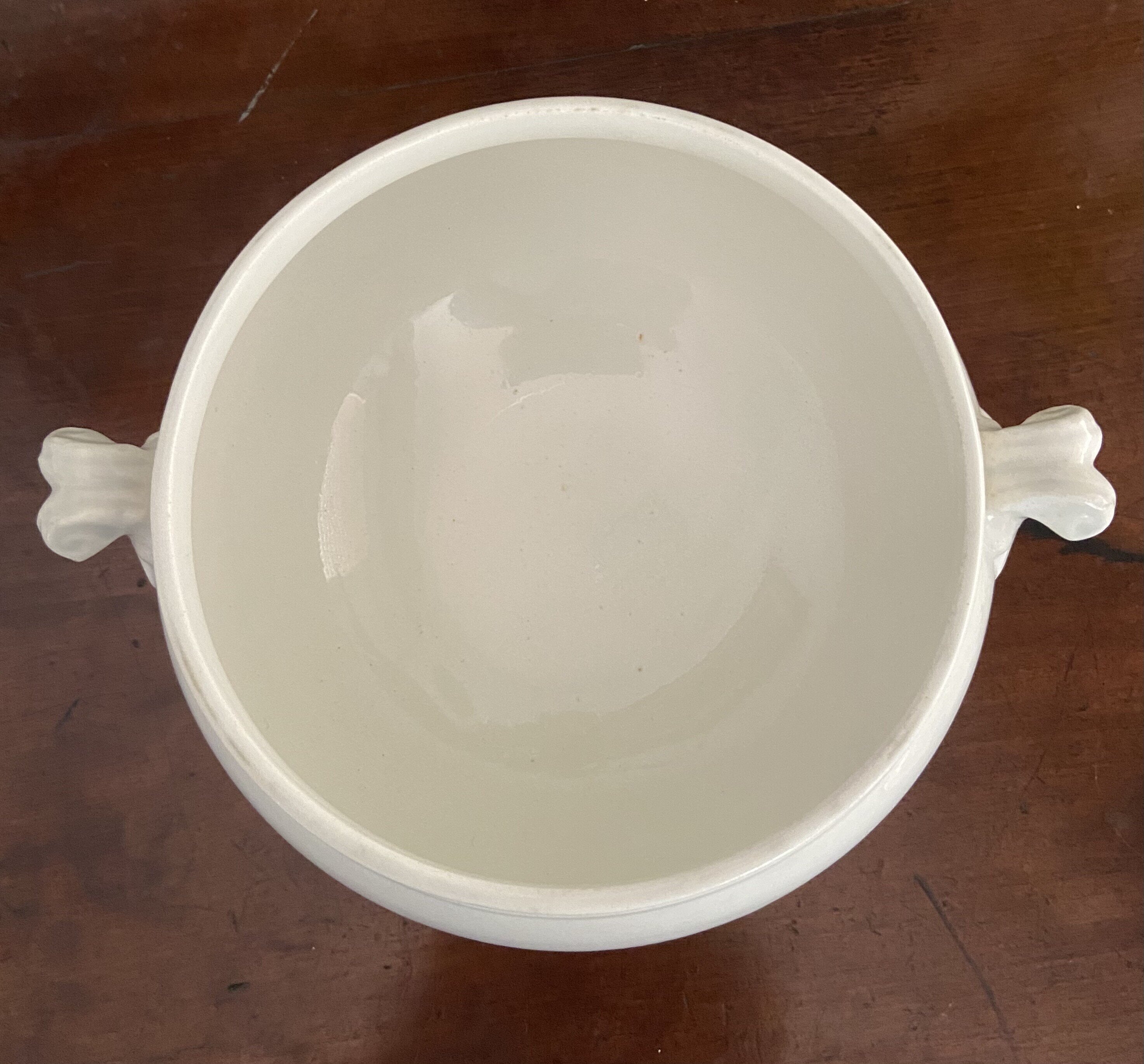 Sopera redonda en porcelana blanca.