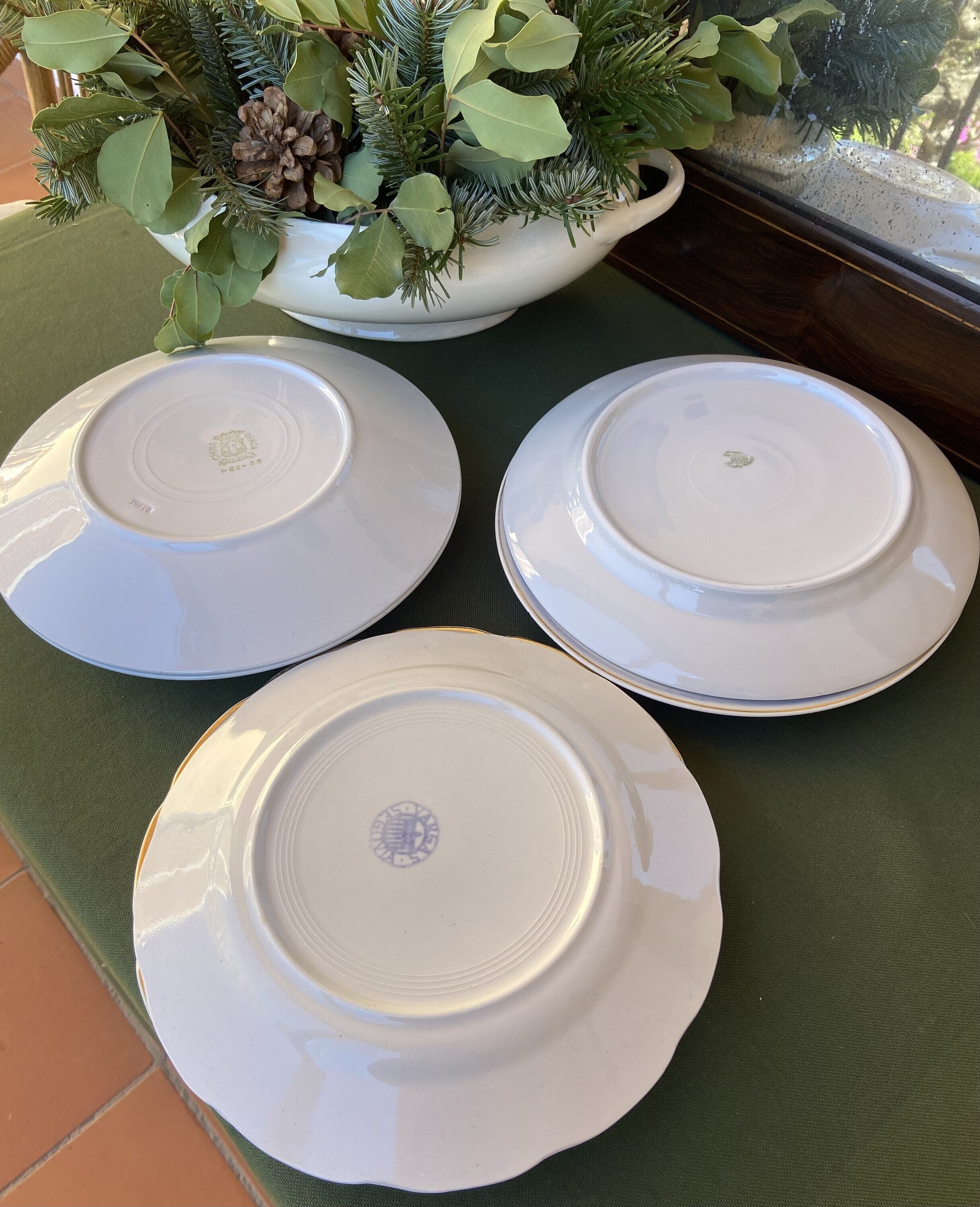 6 platos llanos con diferentes decorados y diferentes marcas.