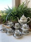 Cafetera y 8 tazas de café con plato en loza inglesa "Ridgway" (mod. Windsor).