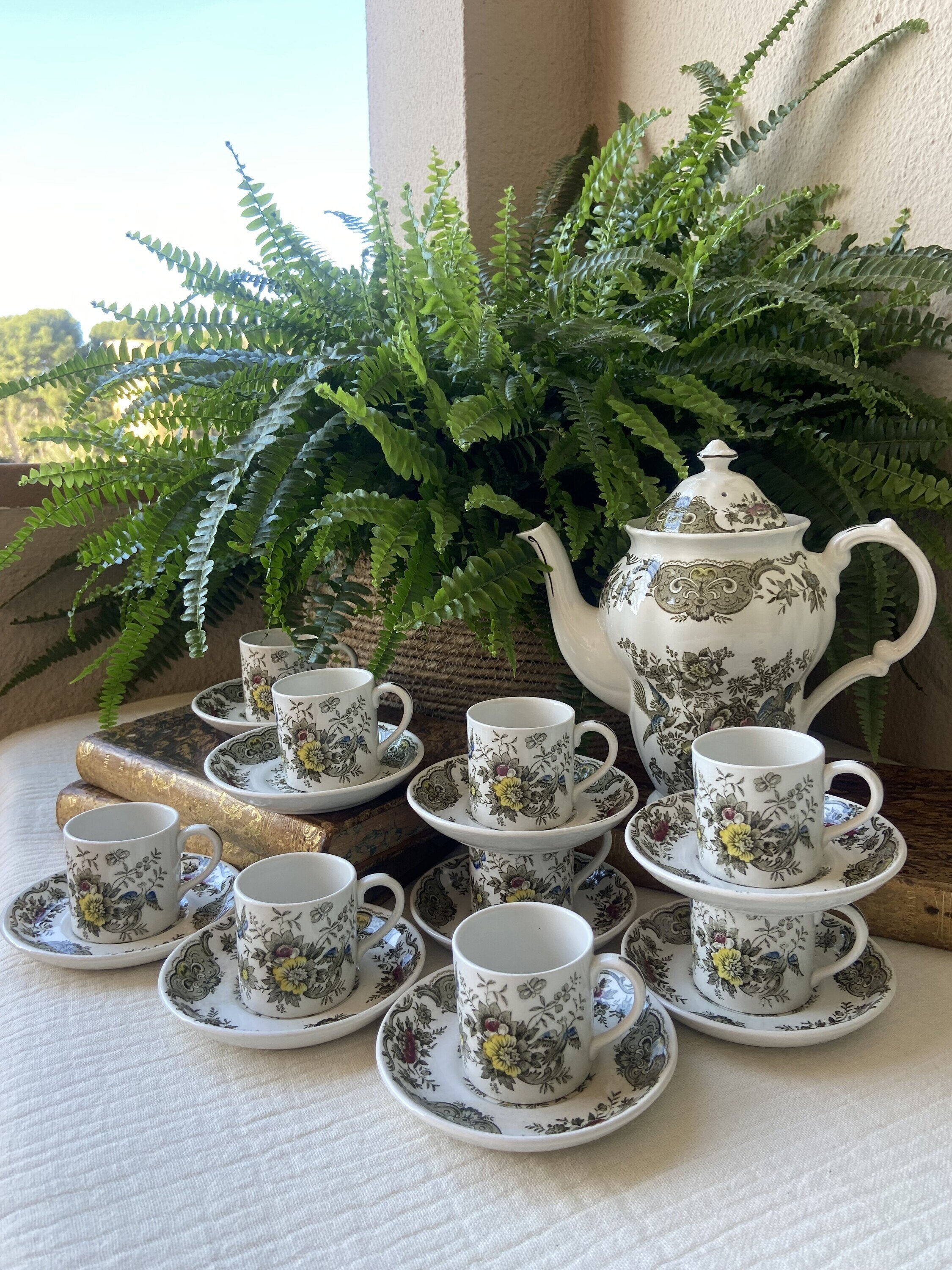 Cafetera y 8 tazas de café con plato en loza inglesa "Ridgway" (mod. Windsor).