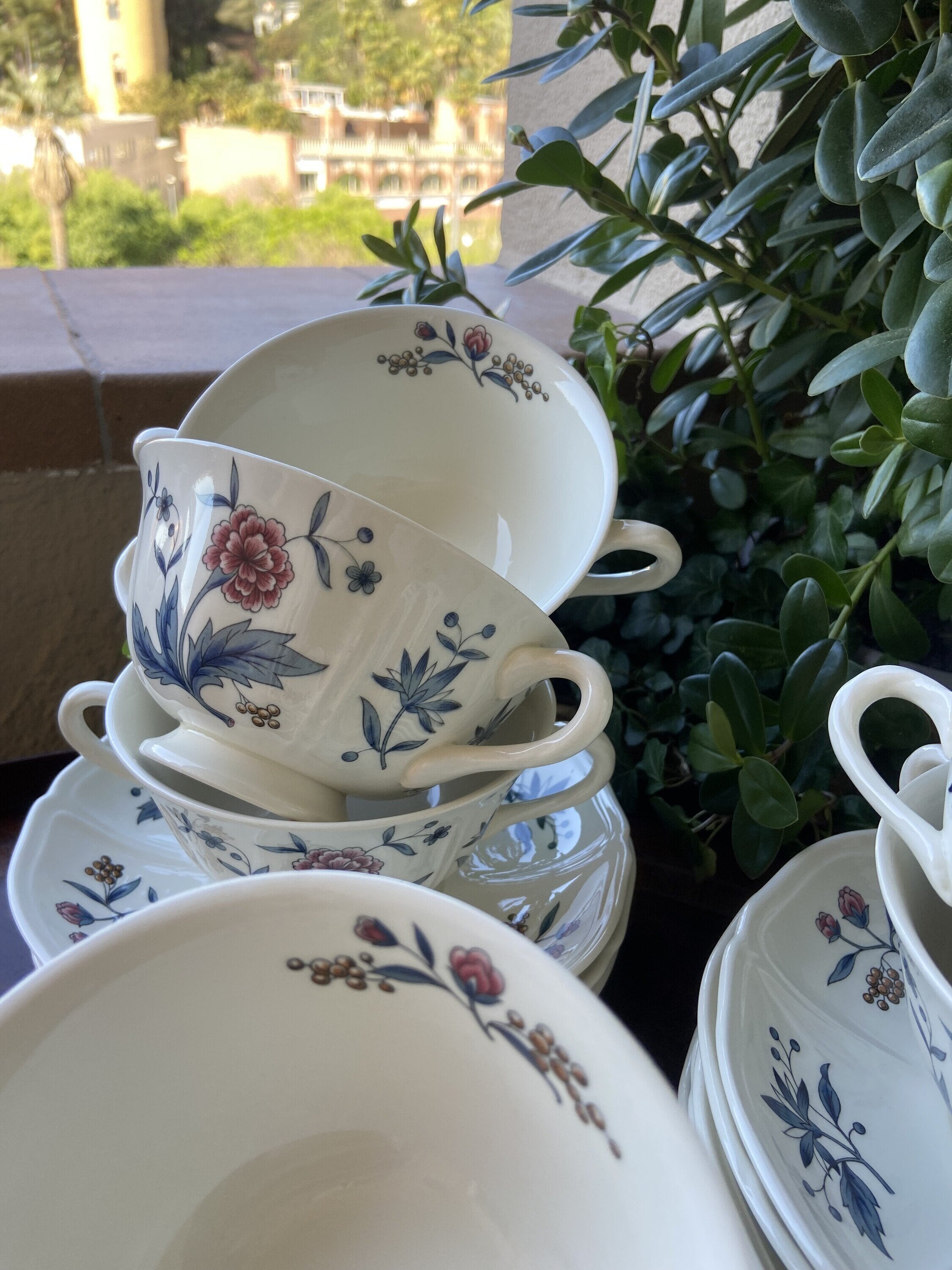 9 tazas de consomé en loza inglesa "Wedwood".