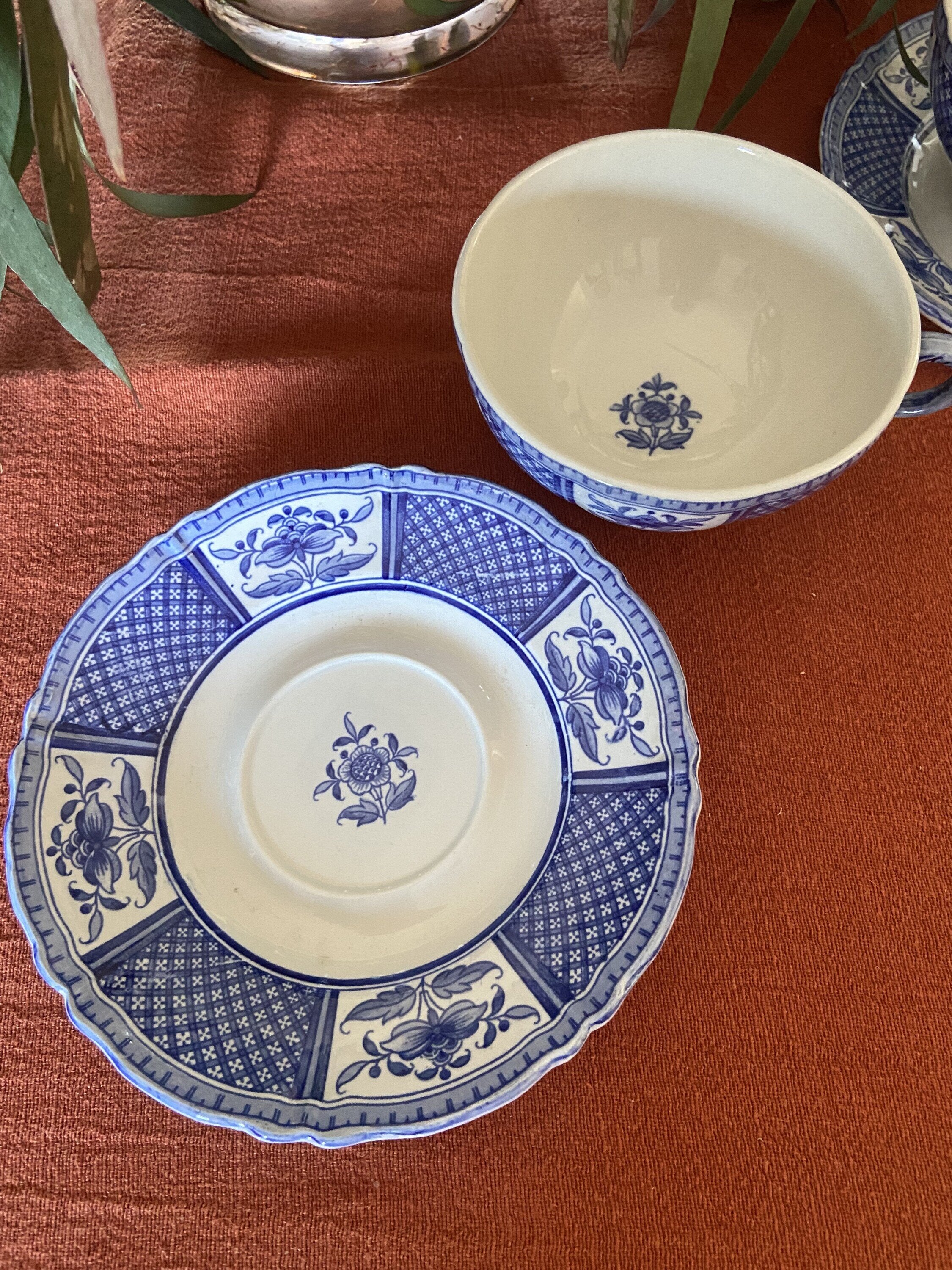 2 trios con taza de té en loza francesa "Sarreguemines".