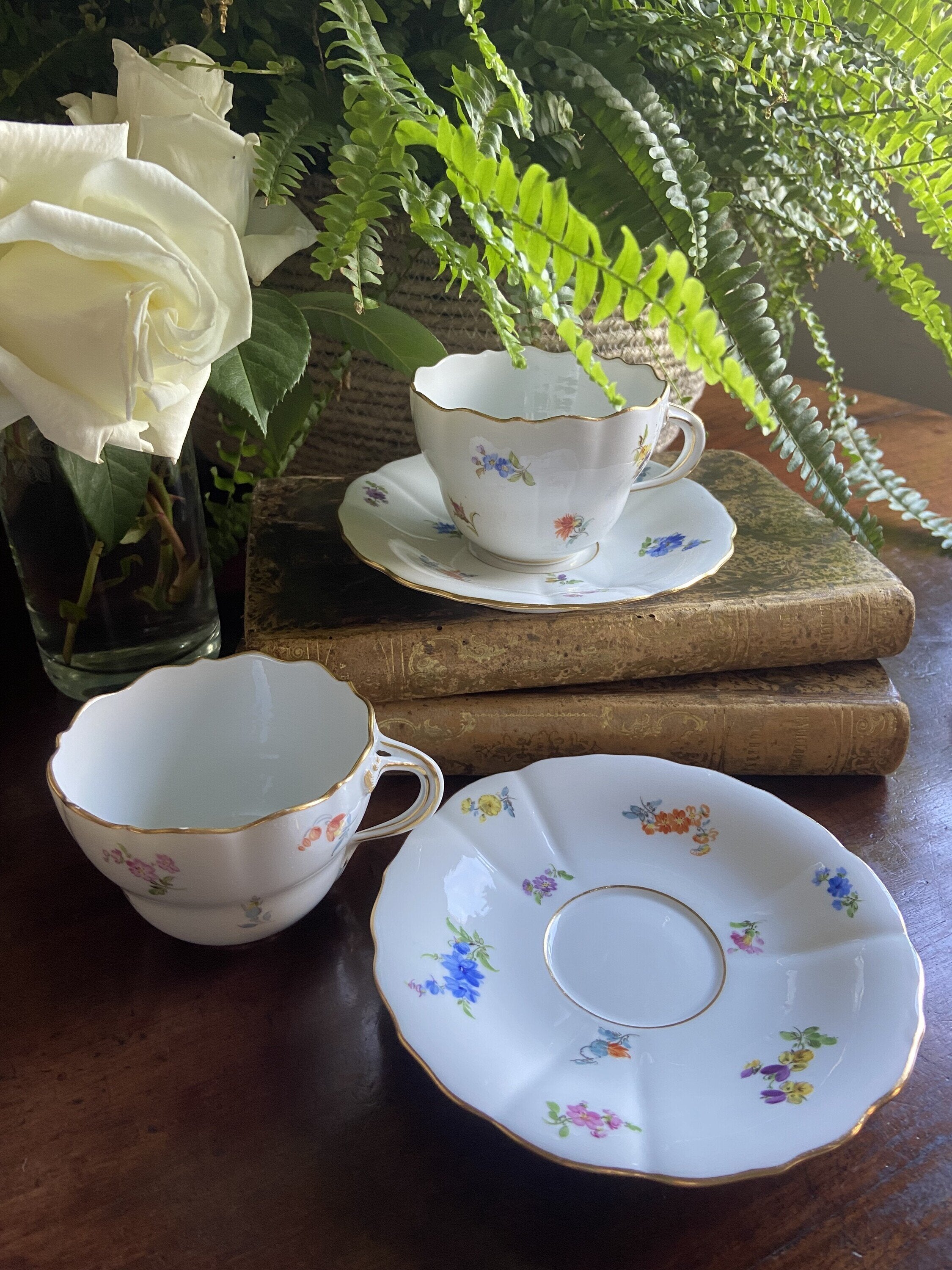 Pareja de tazas de té en porcelana alemana "Meissen".