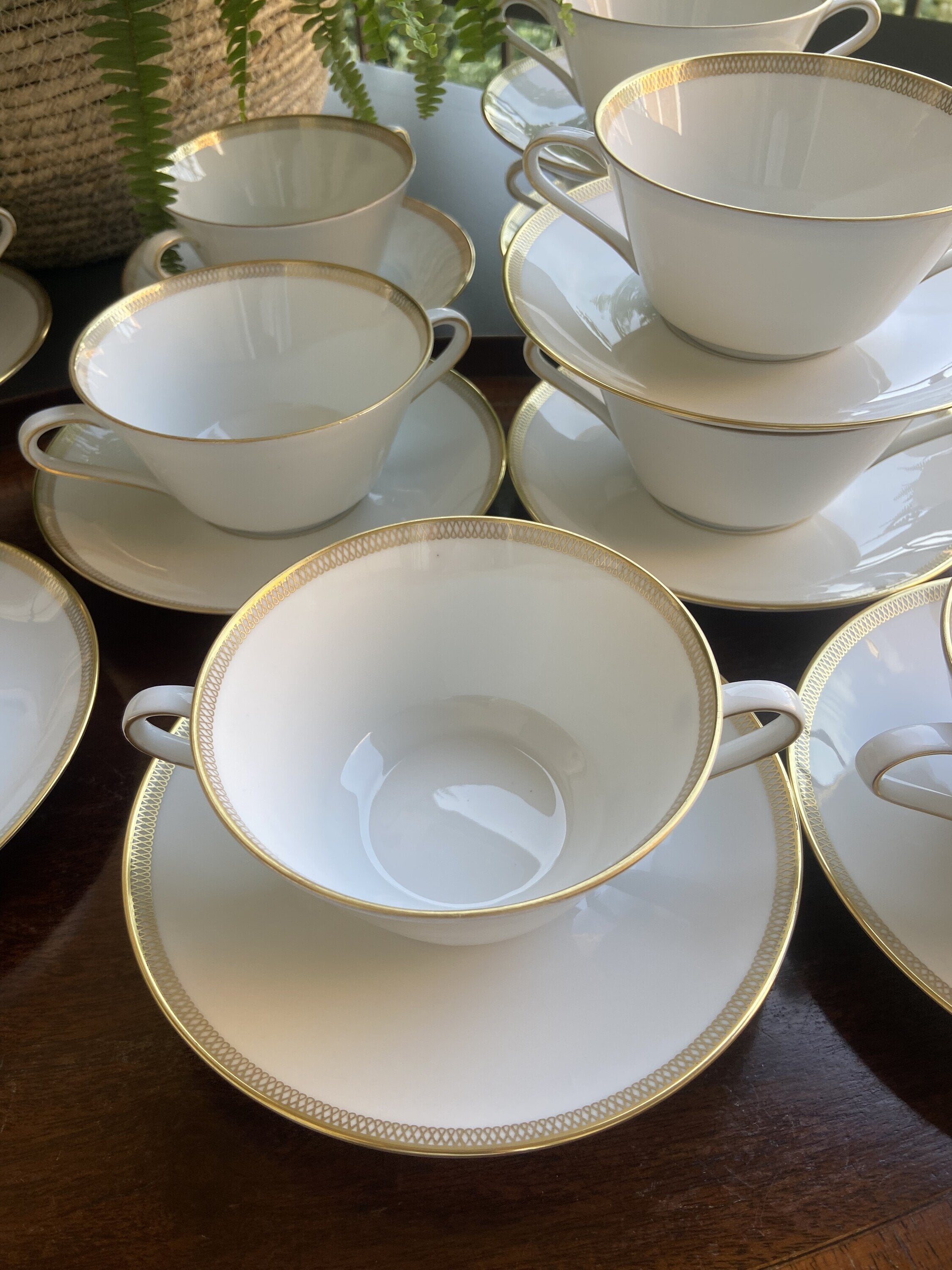 12 tazas de consomé en porcelana alemana "Eschenbach".