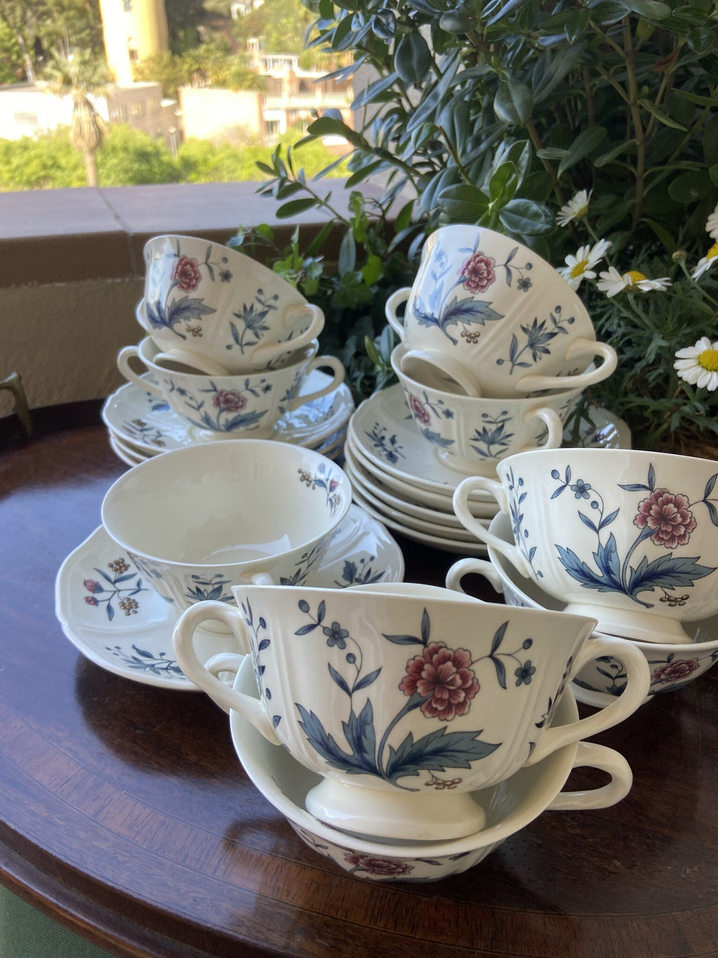 9 tazas de consomé en loza inglesa "Wedwood".