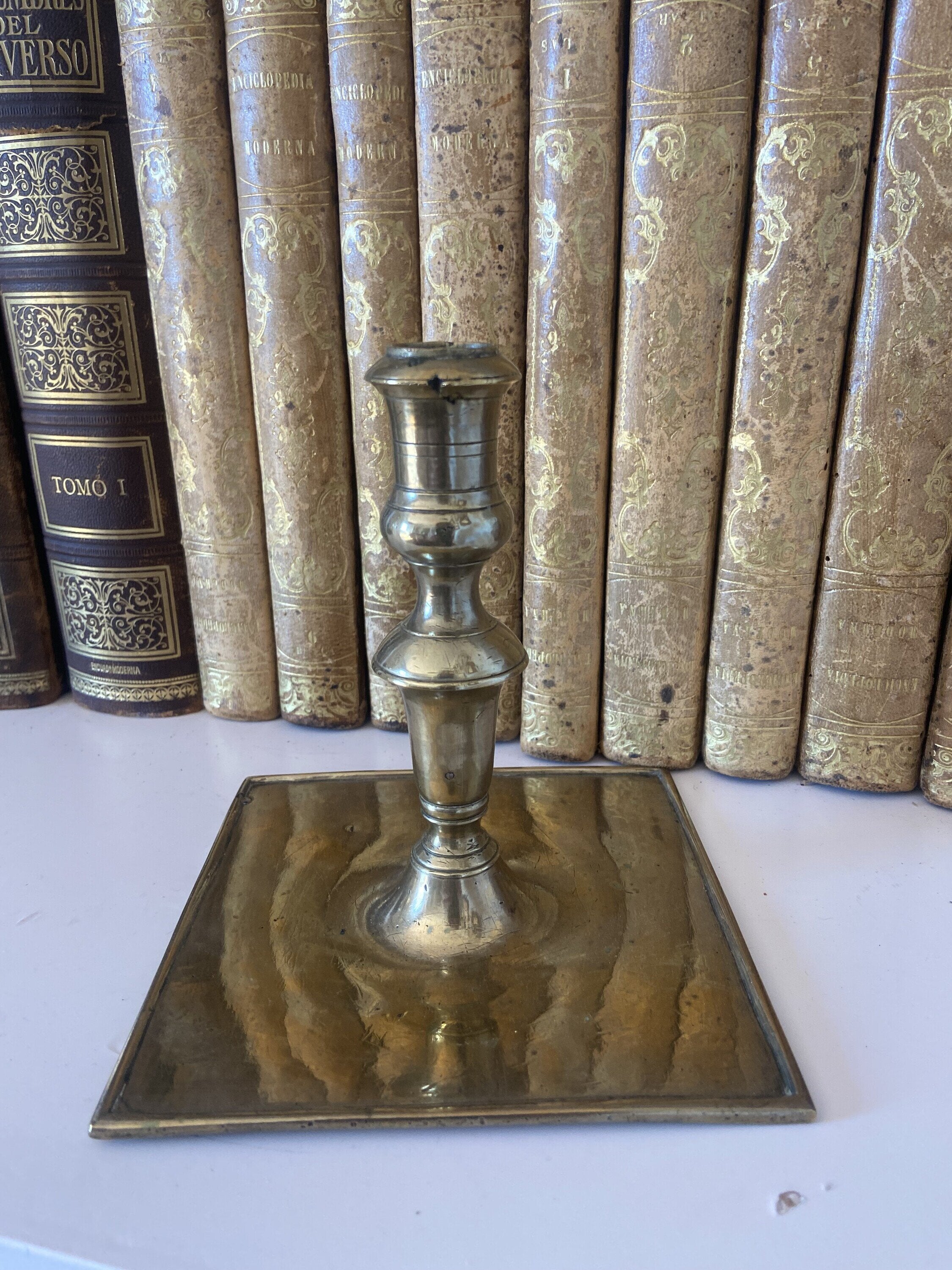 Candelabro de latón.