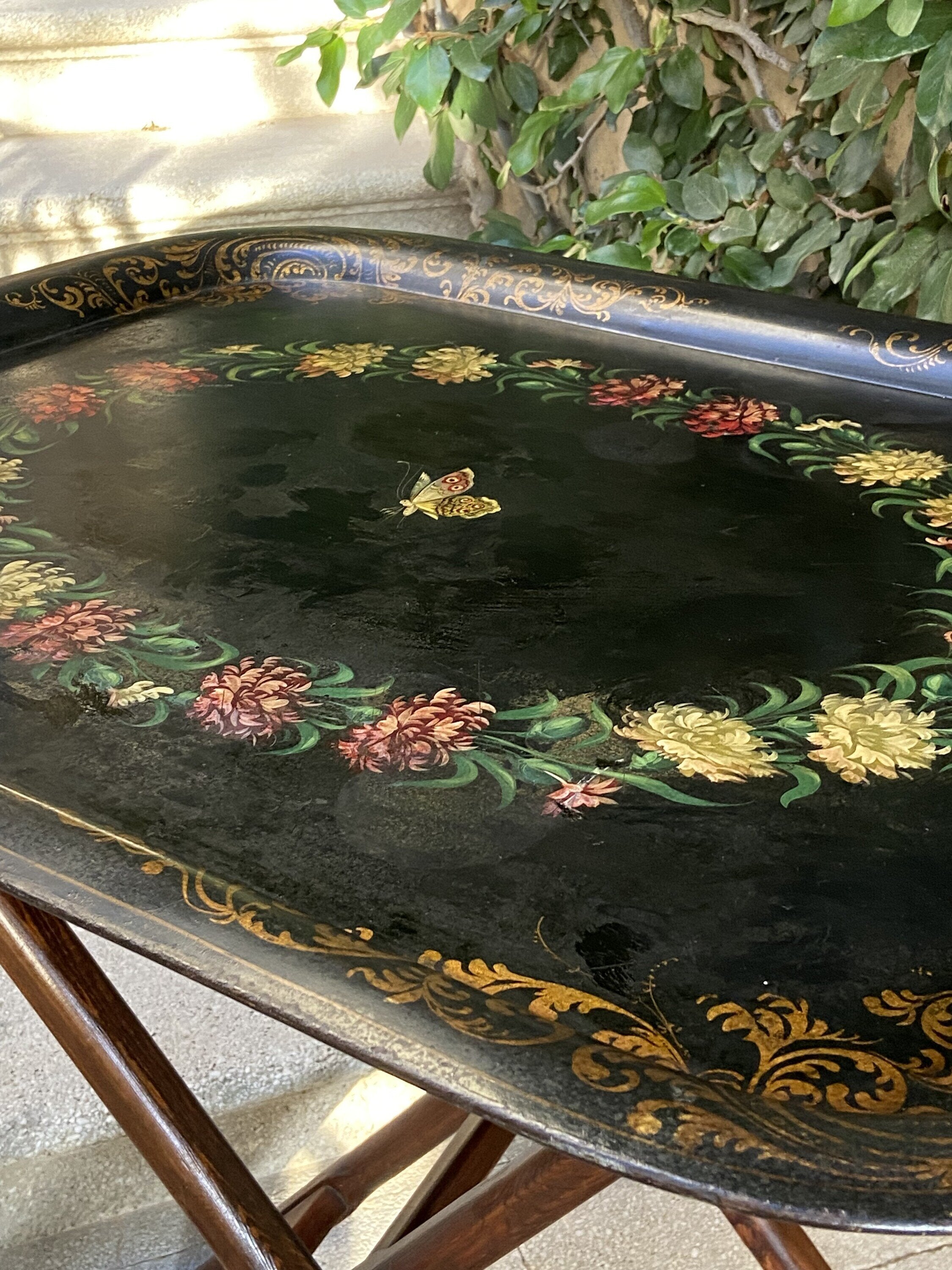 Bandeja de hierro flores y mariposa.