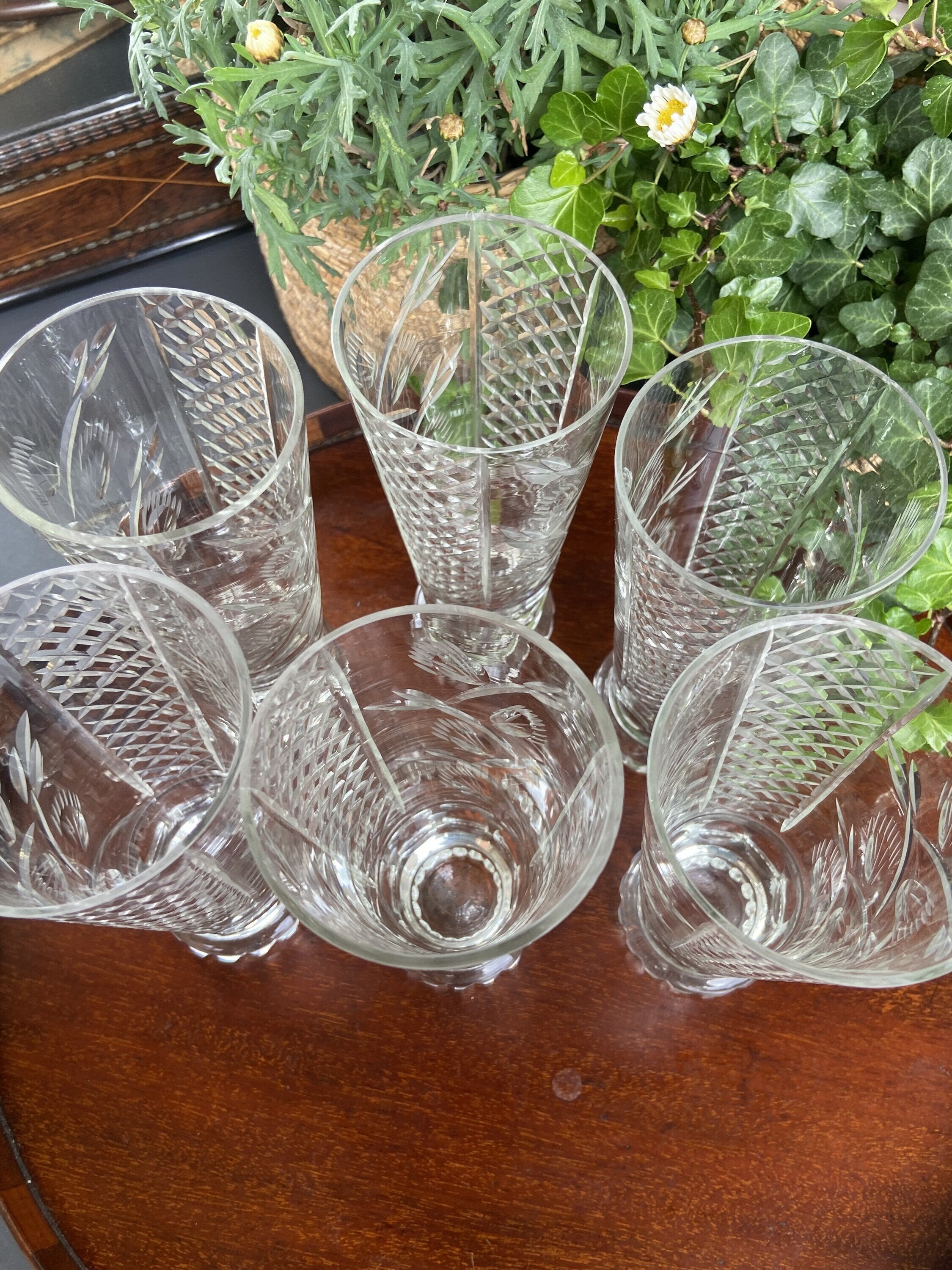 6 vasos de refresco en vidrio tallado.