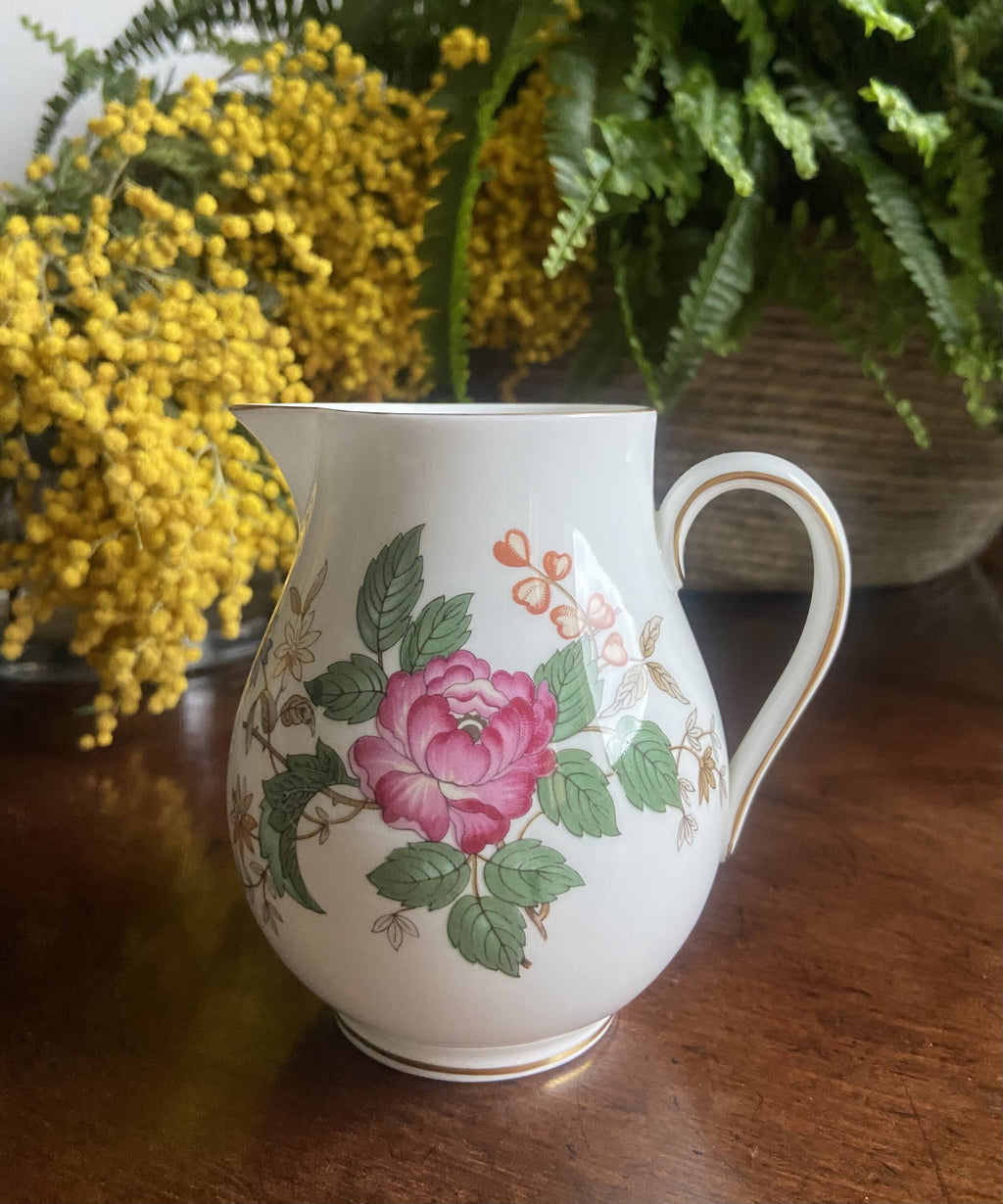 Jarrita de leche en loza inglesa "Wedgwood"