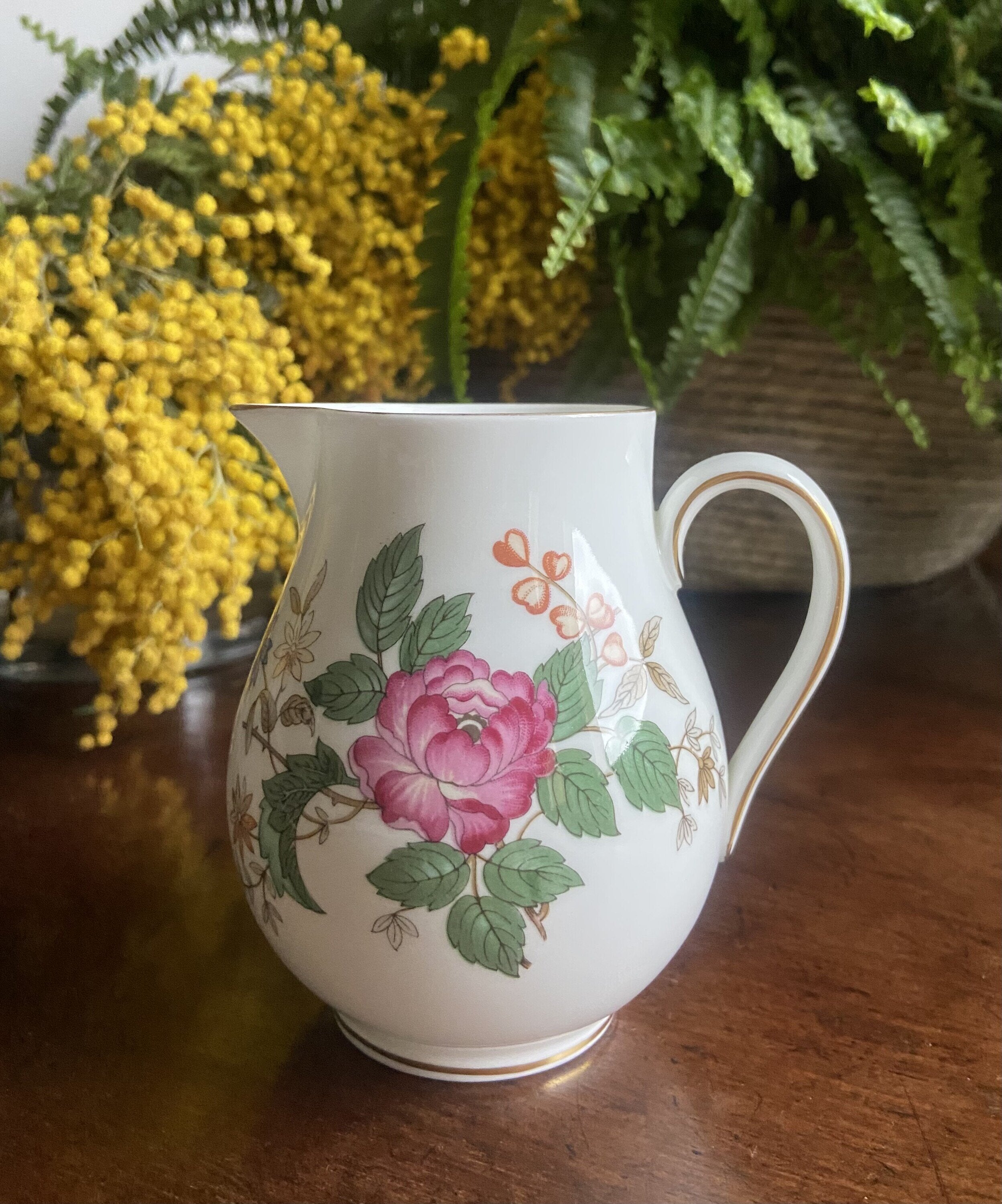 Jarrita de leche en loza inglesa "Wedgwood"