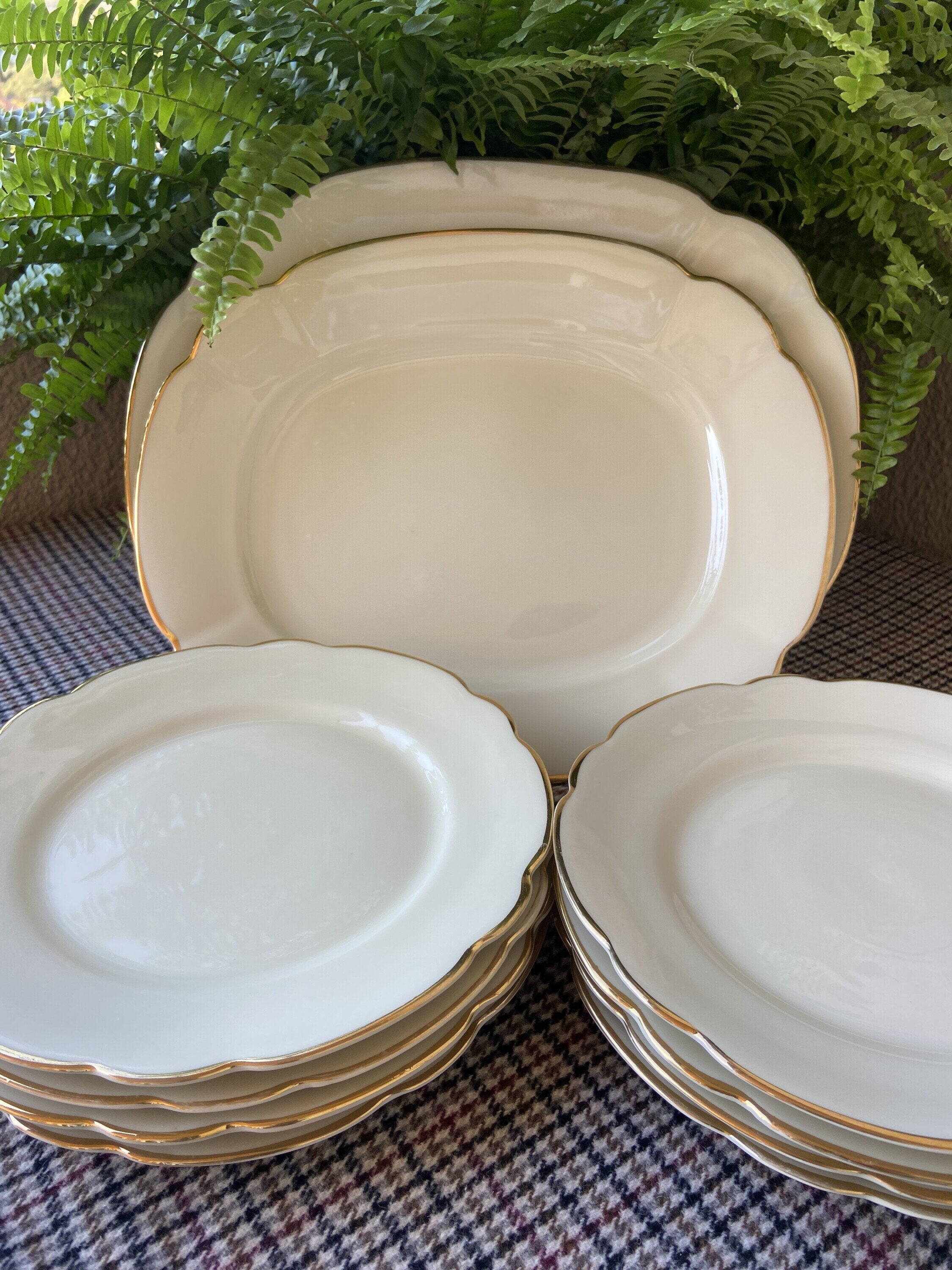 2 fuentes y 8 platos de postre en porcelana "Bidasoa".