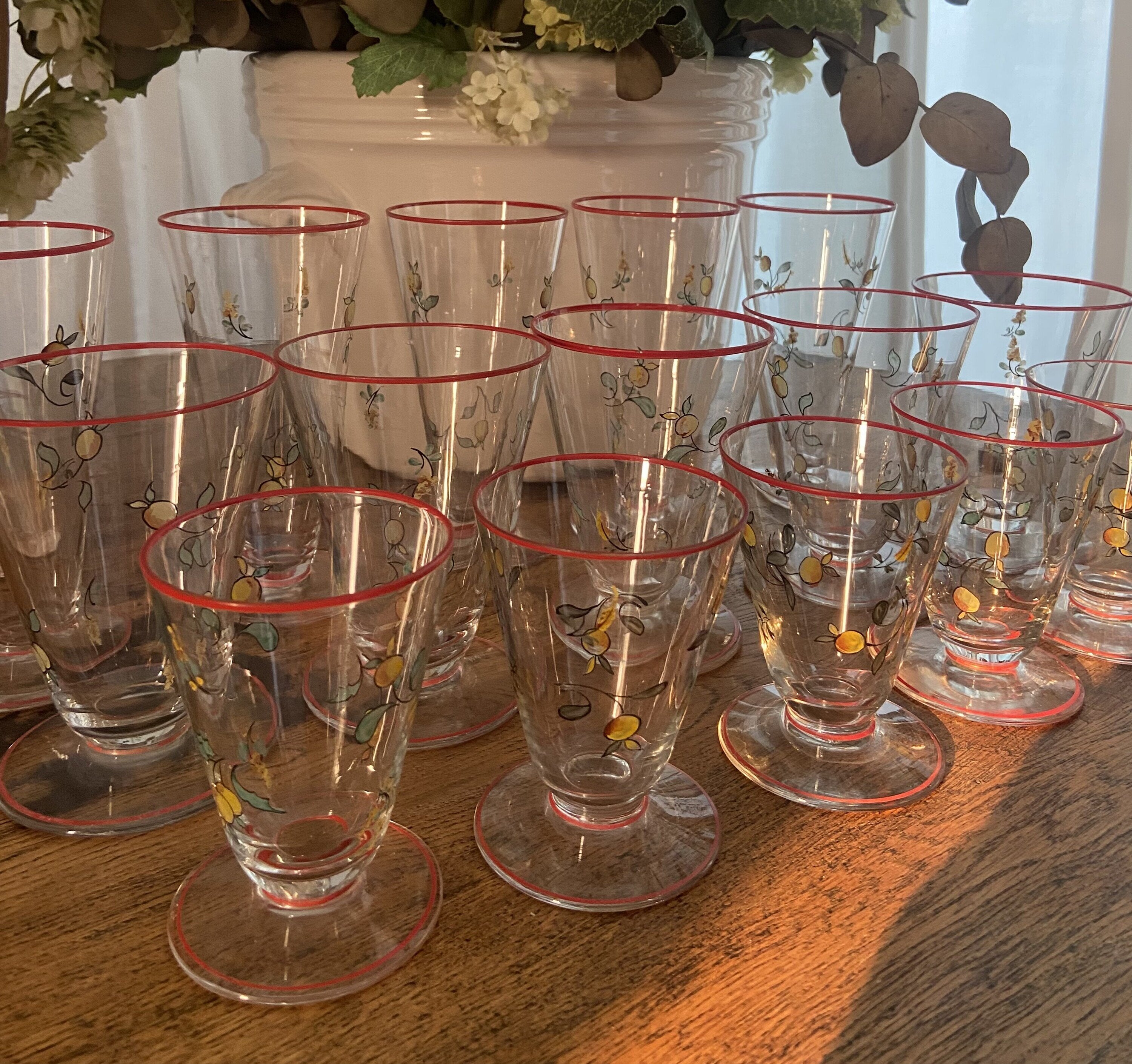 5 copas de agua, 5 de vino y 5 de cava, en vidrio soplado y pintado a mano.