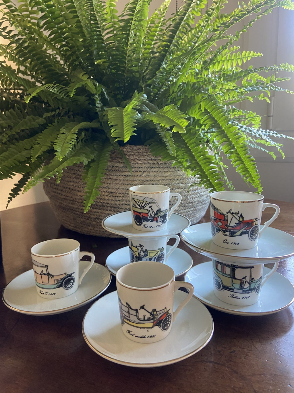 6 tazas de café en porcelana con dibujos de coches antiguos.