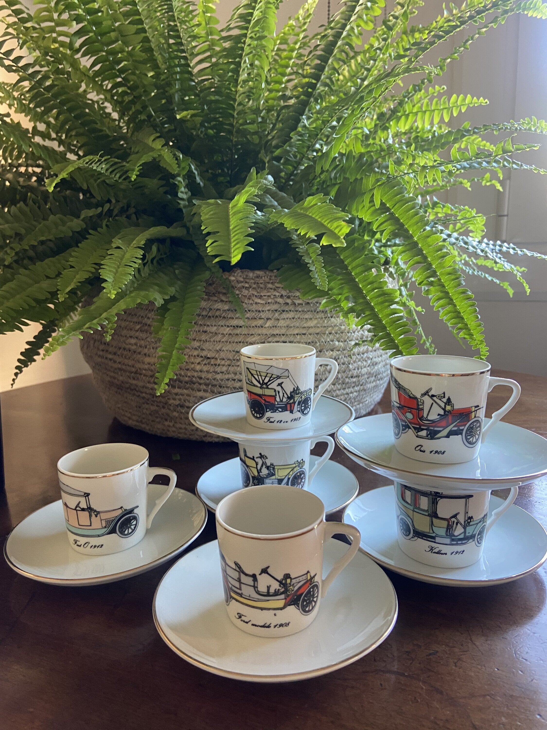 6 tazas de café en porcelana con dibujos de coches antiguos.