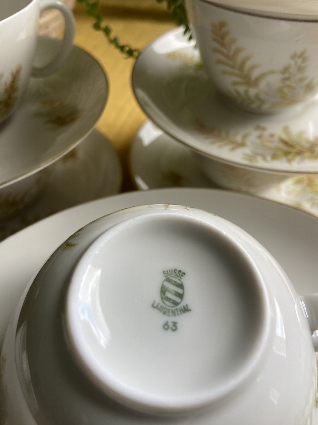 5 tazas de té/desayuno y 6 platos de merienda en porcelana suiza "Langenthal"