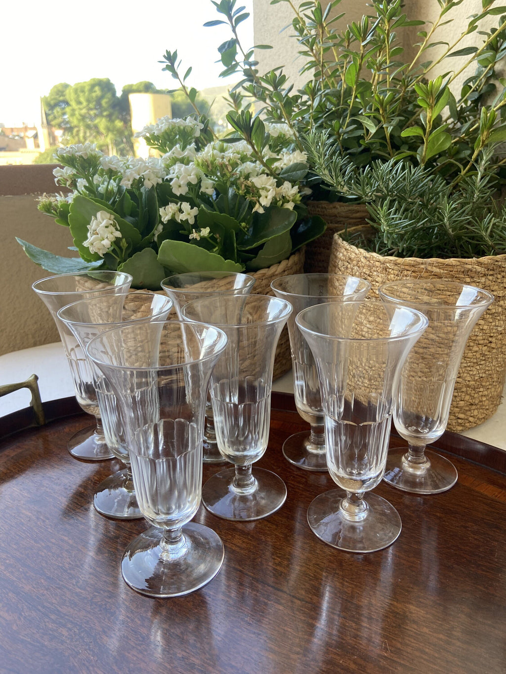 8 copas de cava en vidrio tallado.