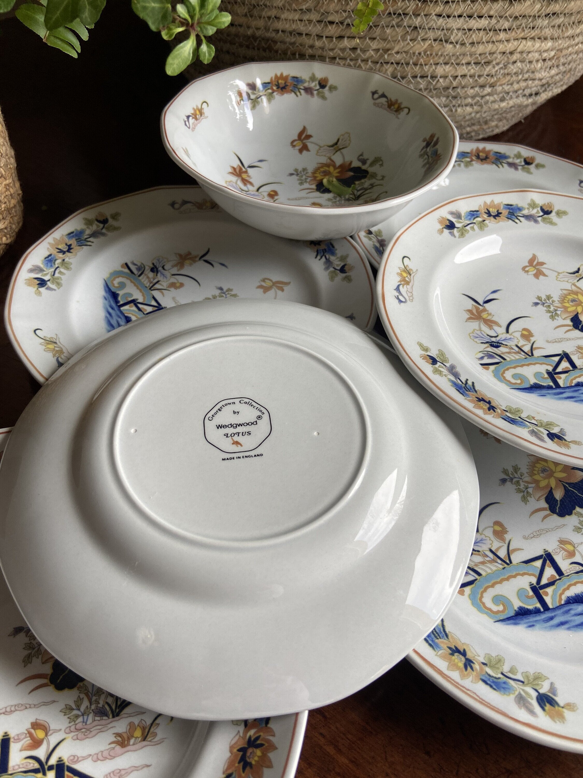 6 platos de merienda y bol en porcelana inglesa "Wedgwood"