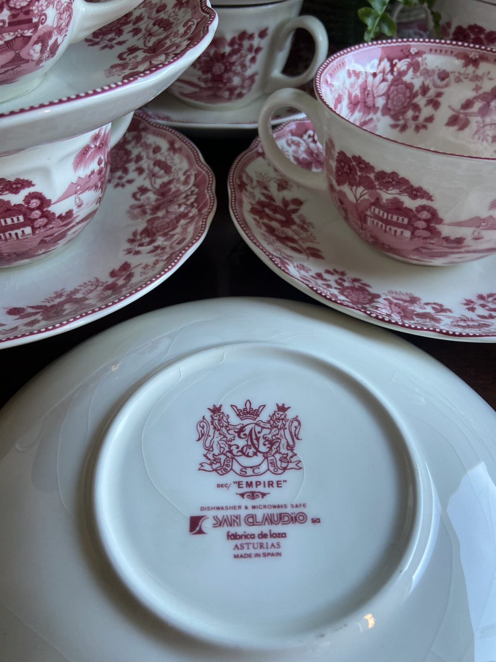 12 tazas de consomé en loza de "San Claudio" Asturias.