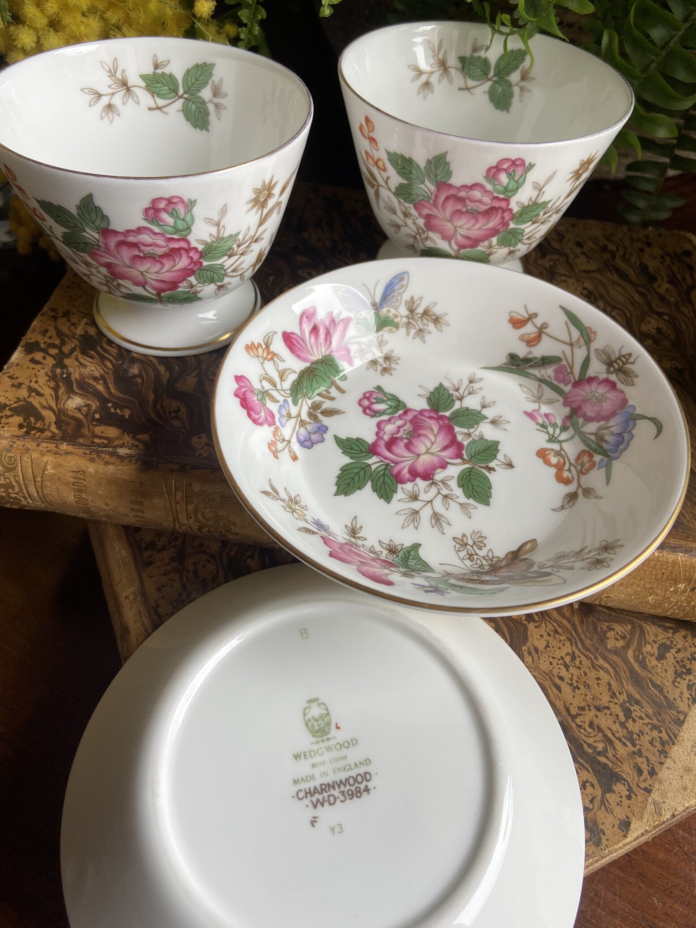 Pareja de tazas sin asa/boles en porcelana inglesa "Wedgwood"
