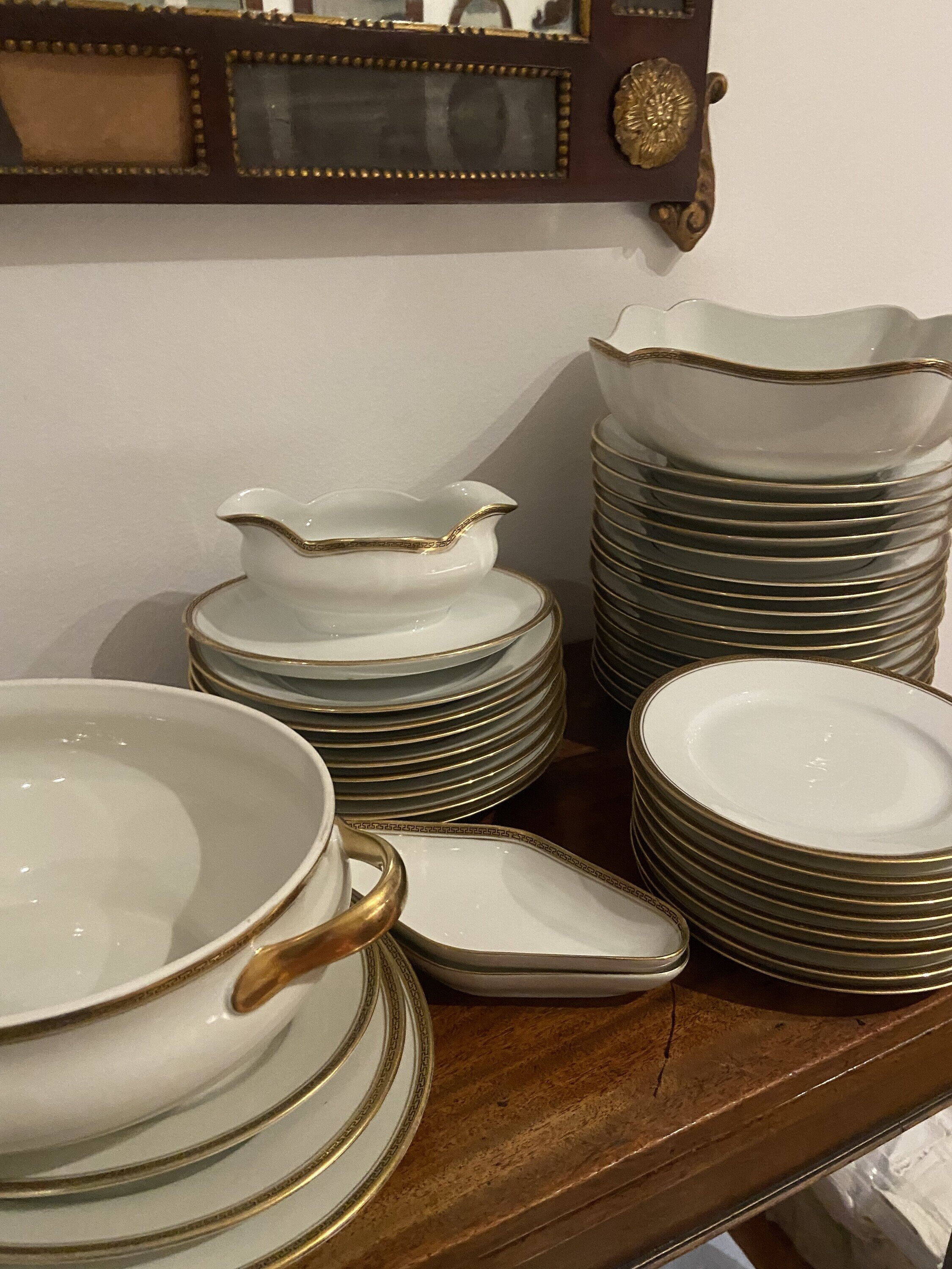 Vajilla en porcelana blanca con filo dorado "Bidasoa". para 8 comensales