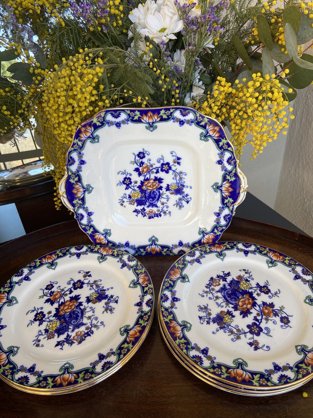 Fuente y 6 platos de merienda en porcelana inglesa "Aynsley".