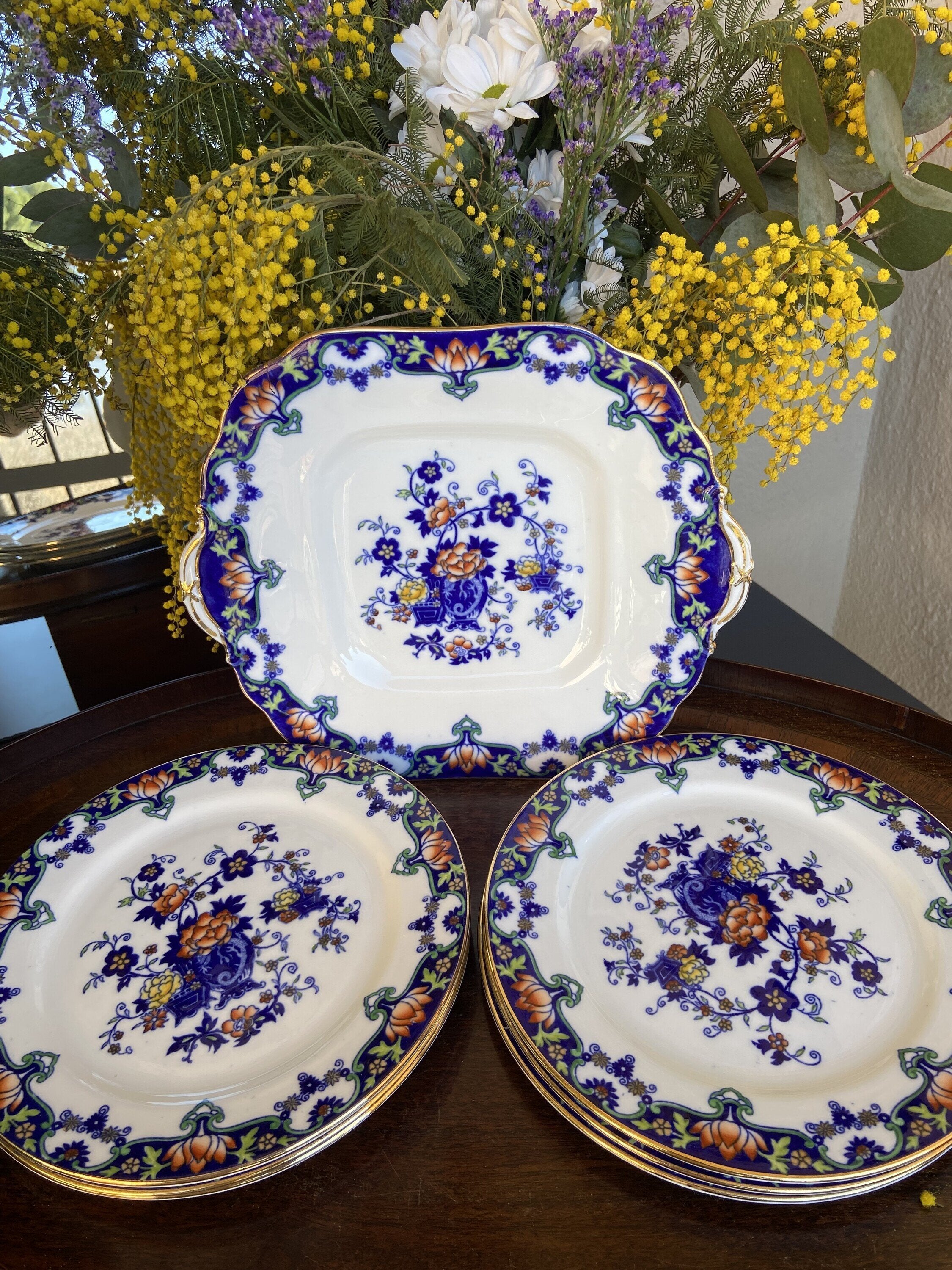 Fuente y 6 platos de merienda en porcelana inglesa "Aynsley".