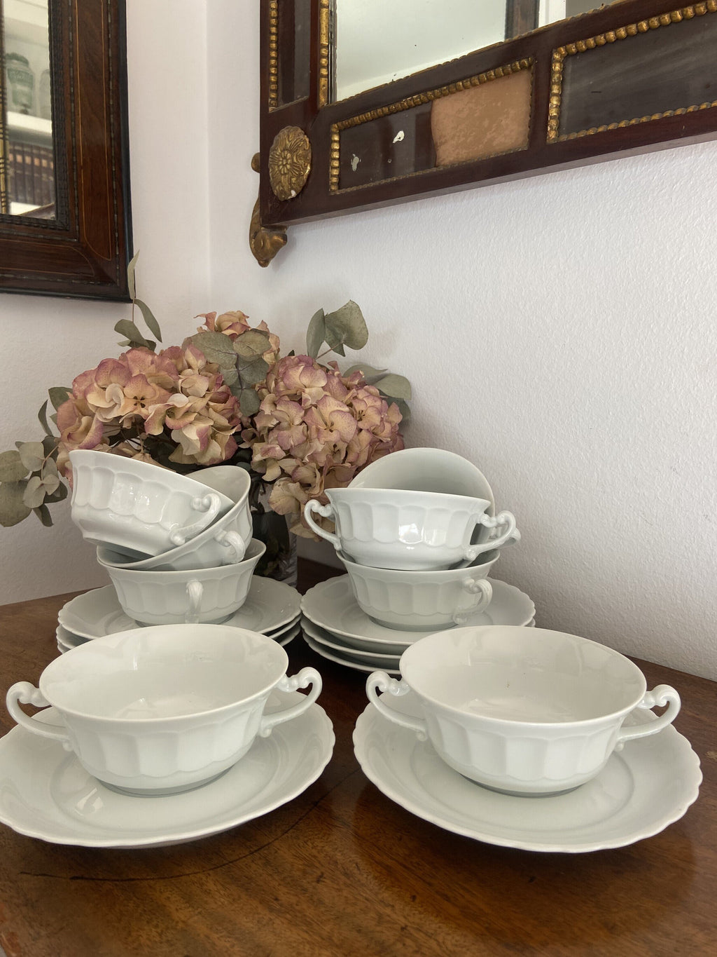 8 tazas de consomé en porcelana blanca