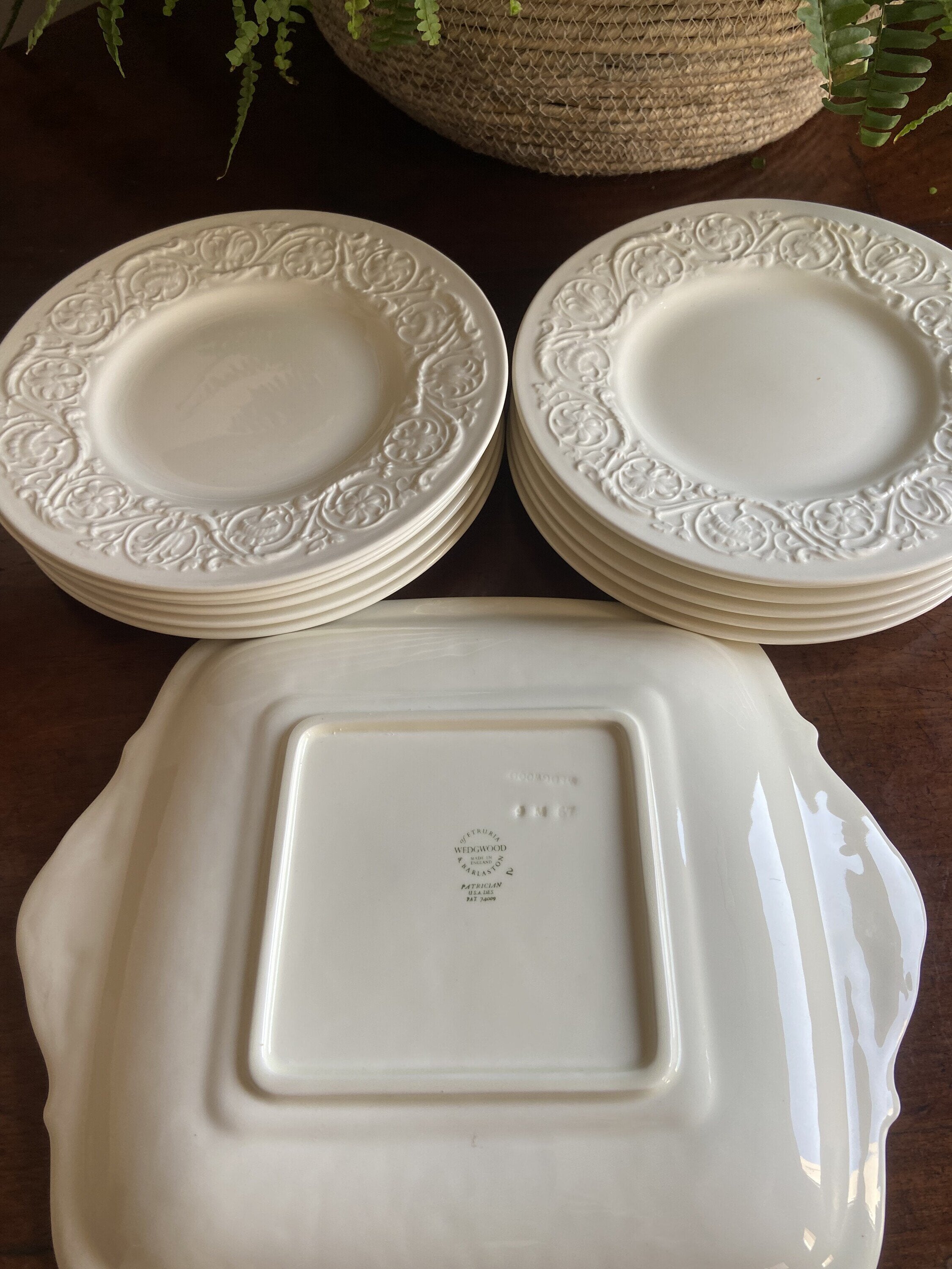 Fuente y 12 platos merienda en porcelana "Wedgwood" (mod. Barlaston).