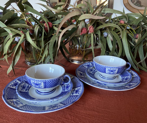 2 trios con taza de té en loza francesa "Sarreguemines".