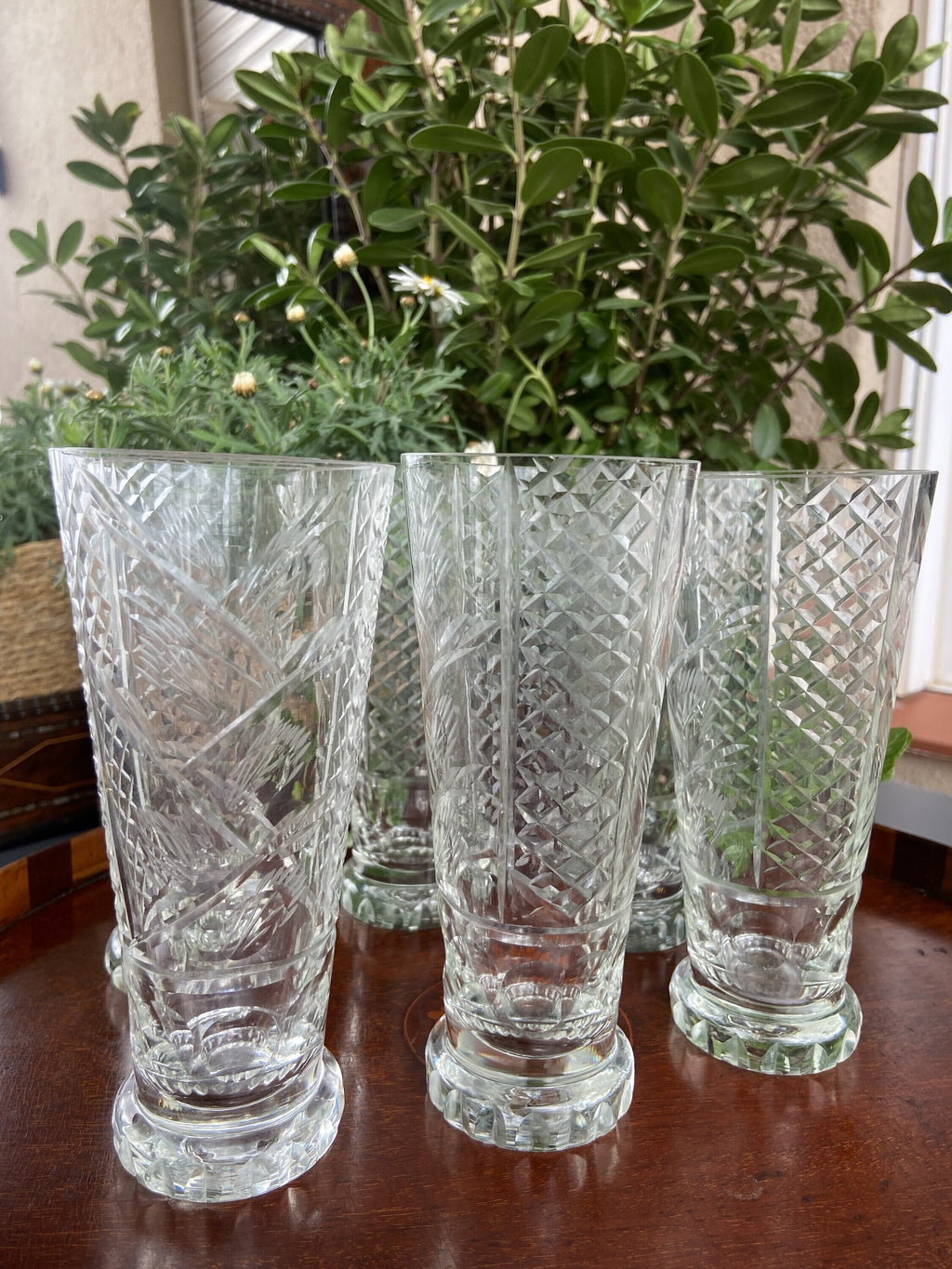 6 vasos de refresco en vidrio tallado.