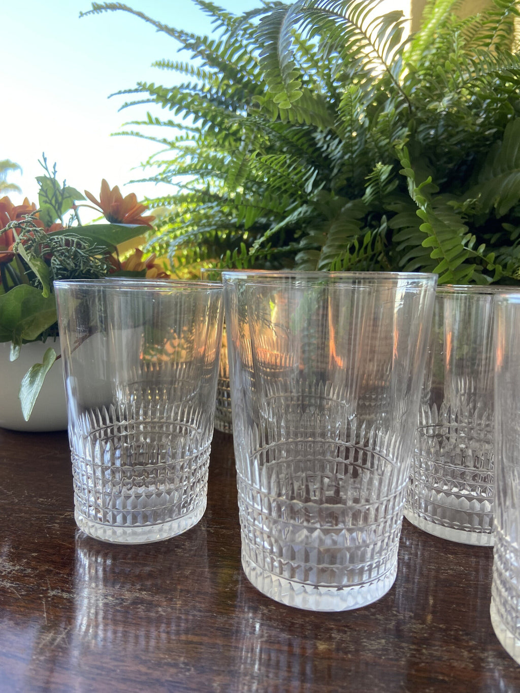 11 vasos de cristal con talla geométrica en la base.