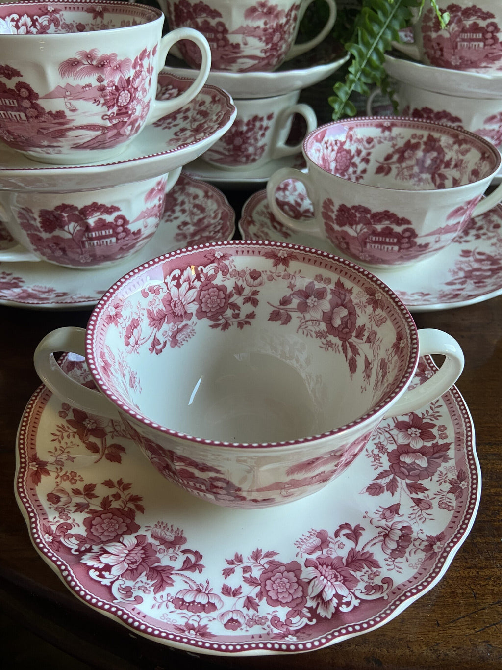 12 tazas de consomé en loza de "San Claudio" Asturias.