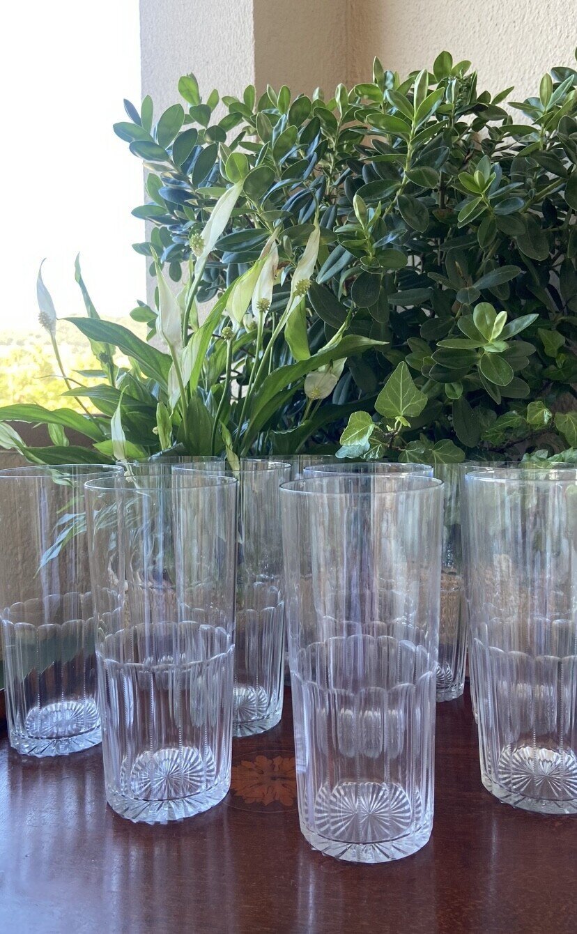 10 vasos de refresco en vidrio tallado.