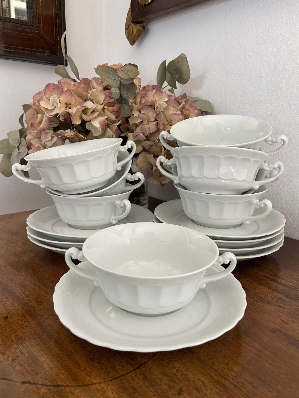 8 tazas de consomé en porcelana blanca