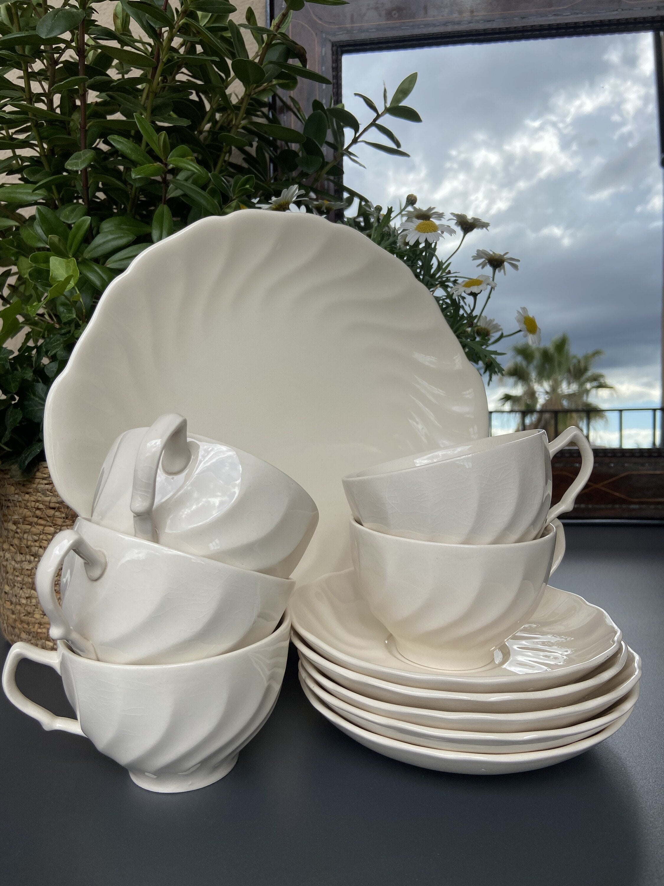 Fuente de pastas y 5 tazas té en loza inglesa "Johnson Brothers".