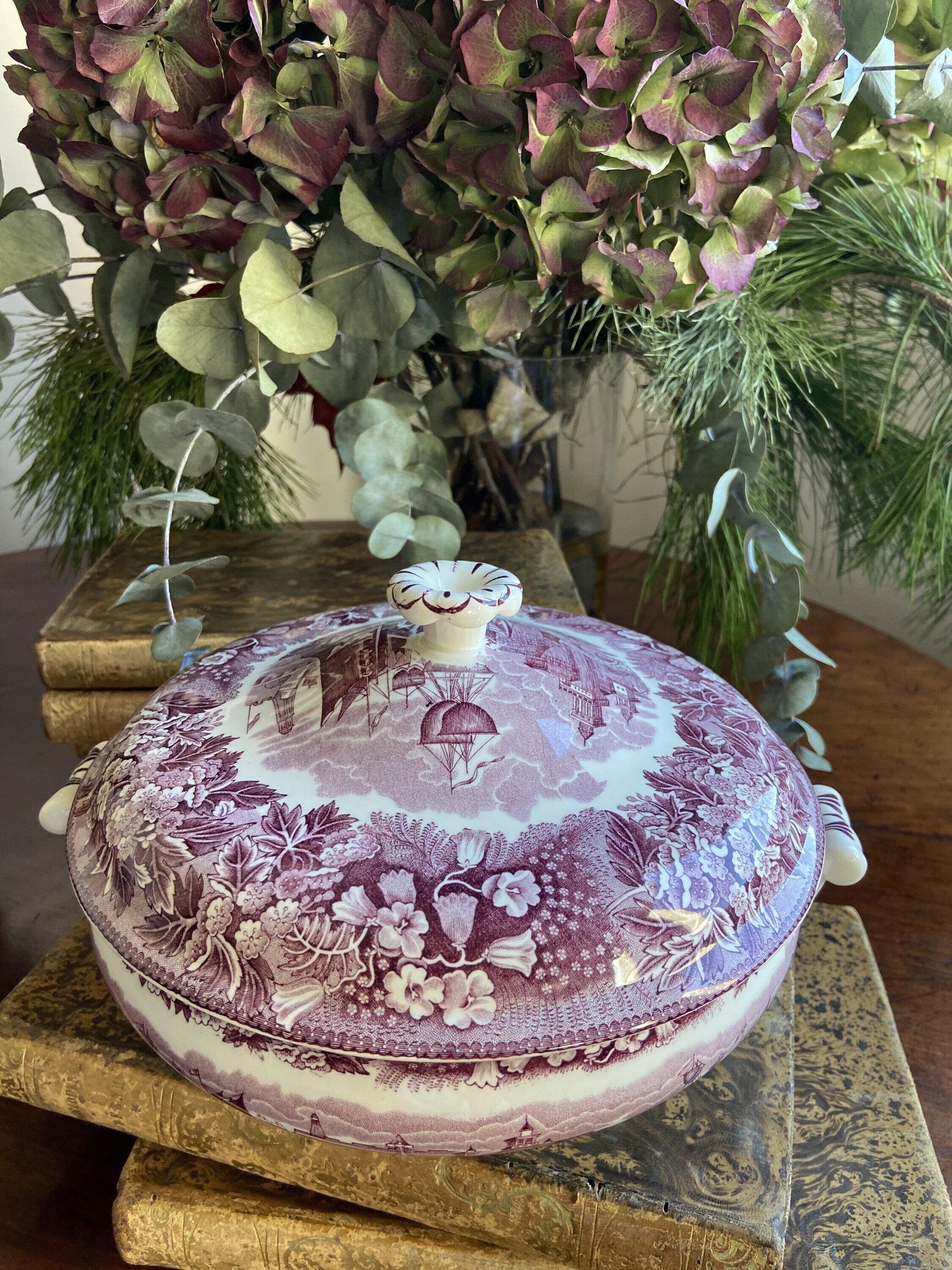 Vela en legumbrera de loza inglesa "Wedgwood".