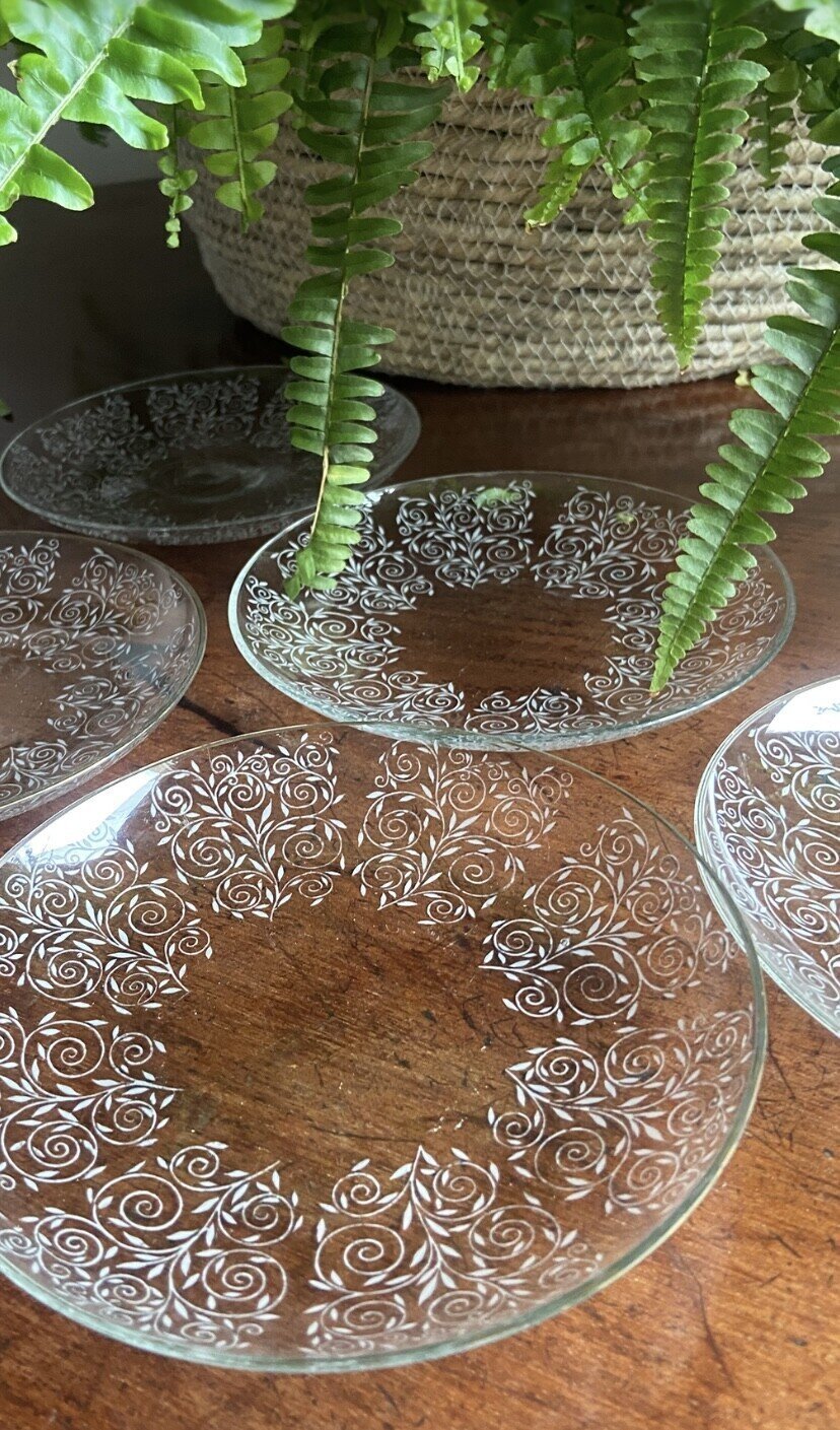 6 platos de pan en vidrio pintado