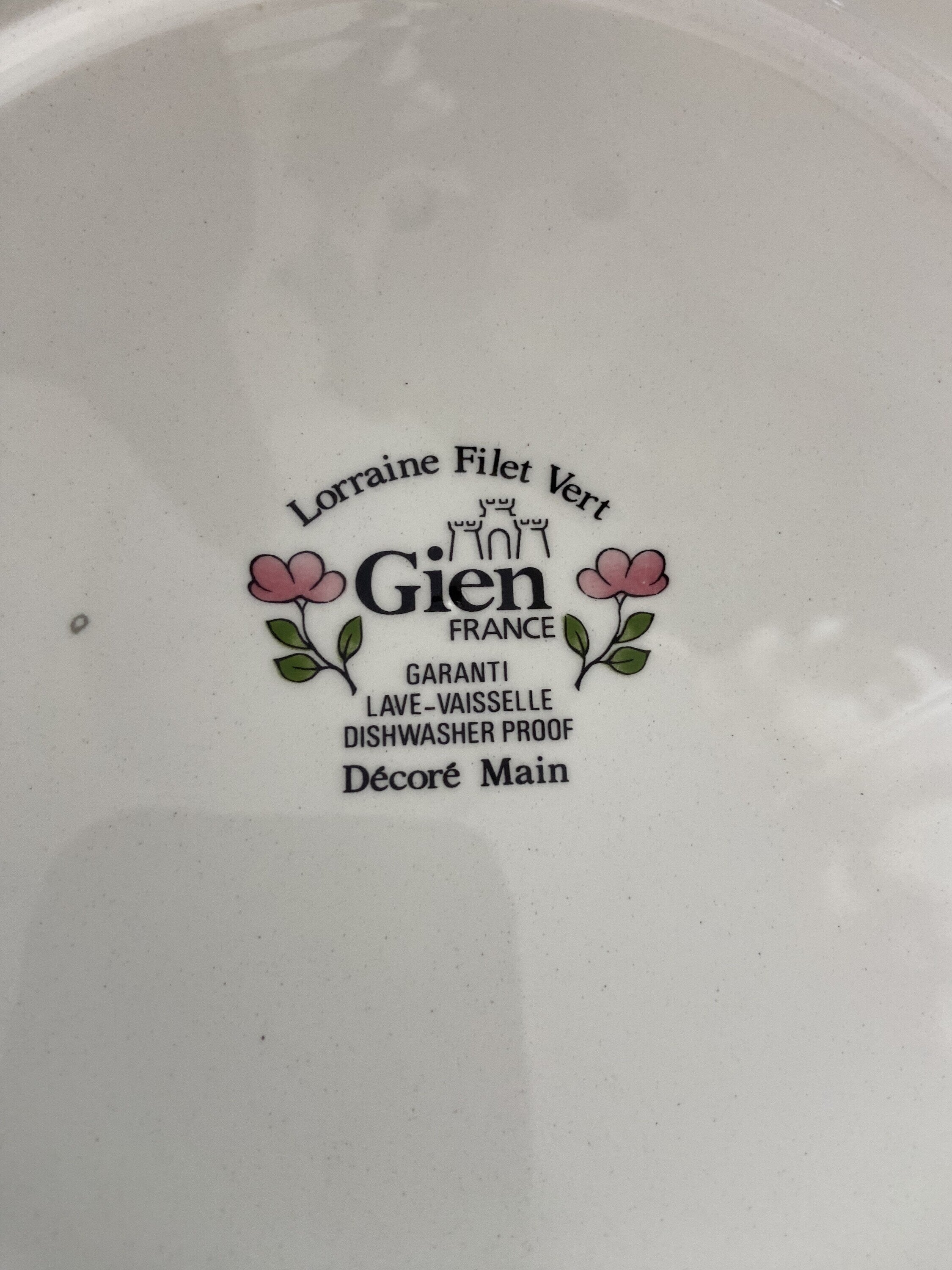 Fuente redonda en loza francesa "Gien" decorada a amano.