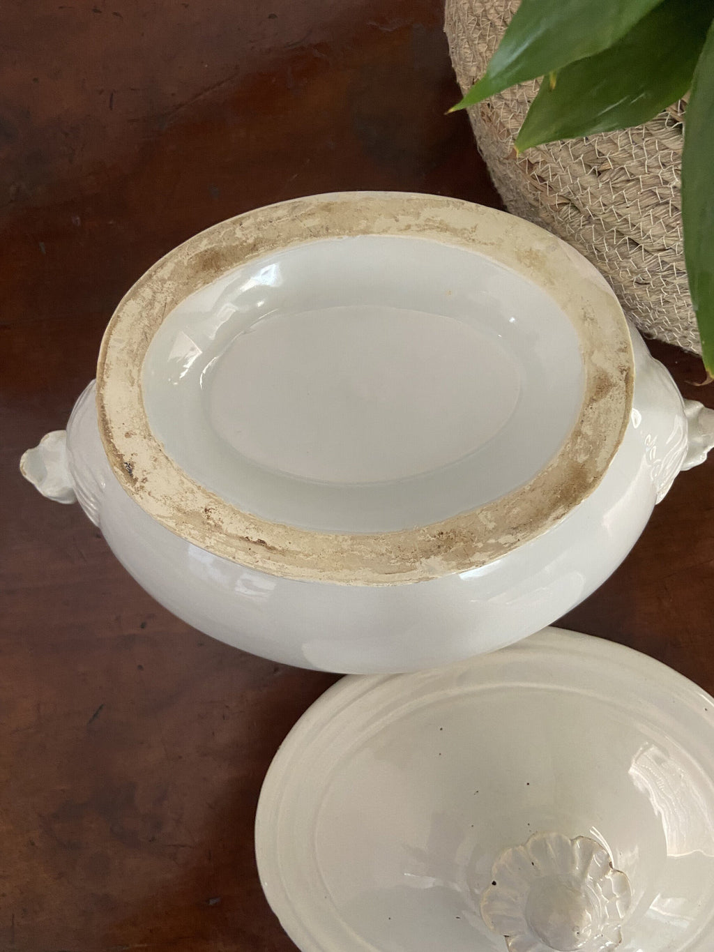 Sopera ovalada con engalba en blanco.