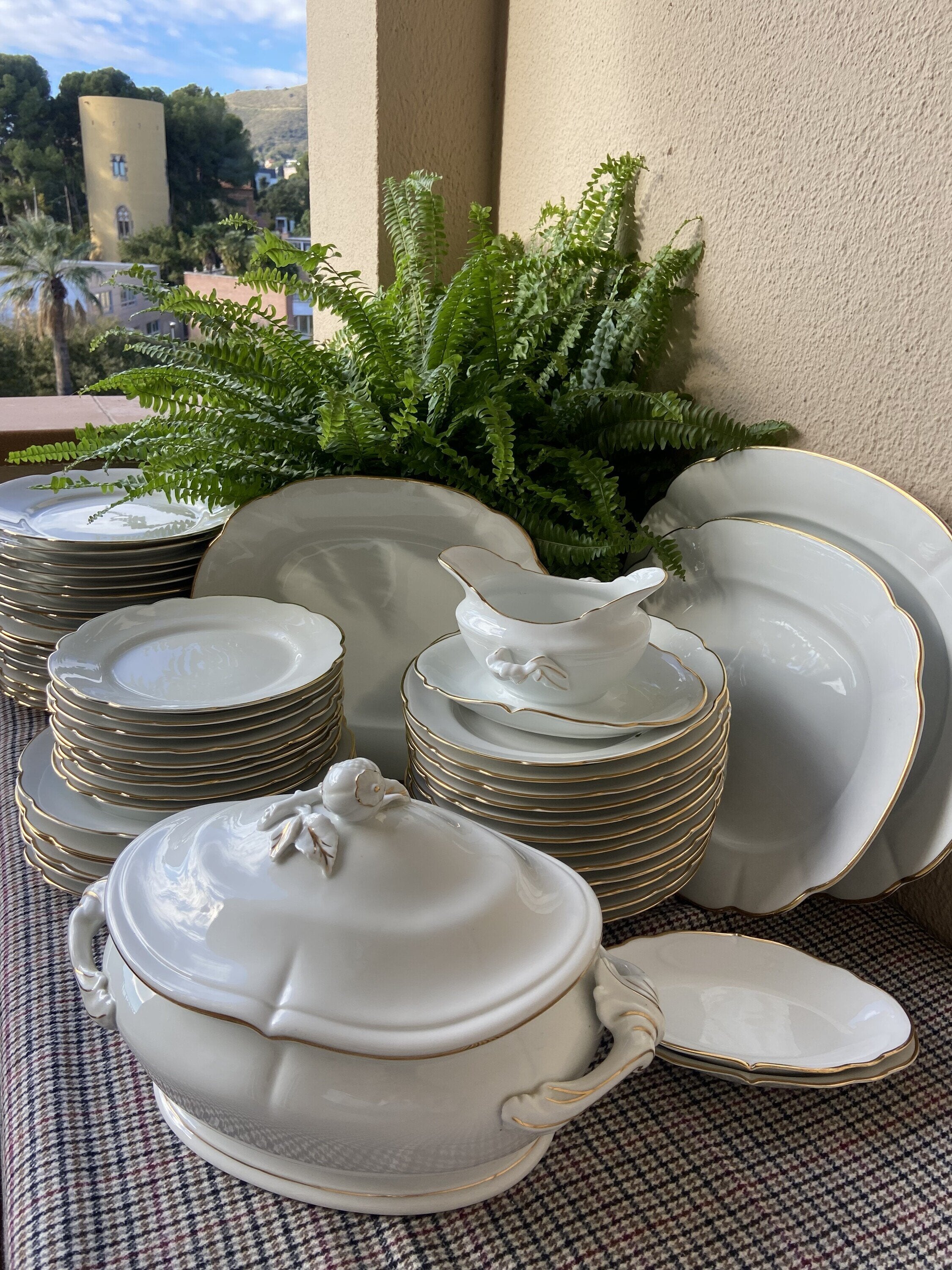 Vajilla en porcelana blanca con filo dorado "Bidasoa".