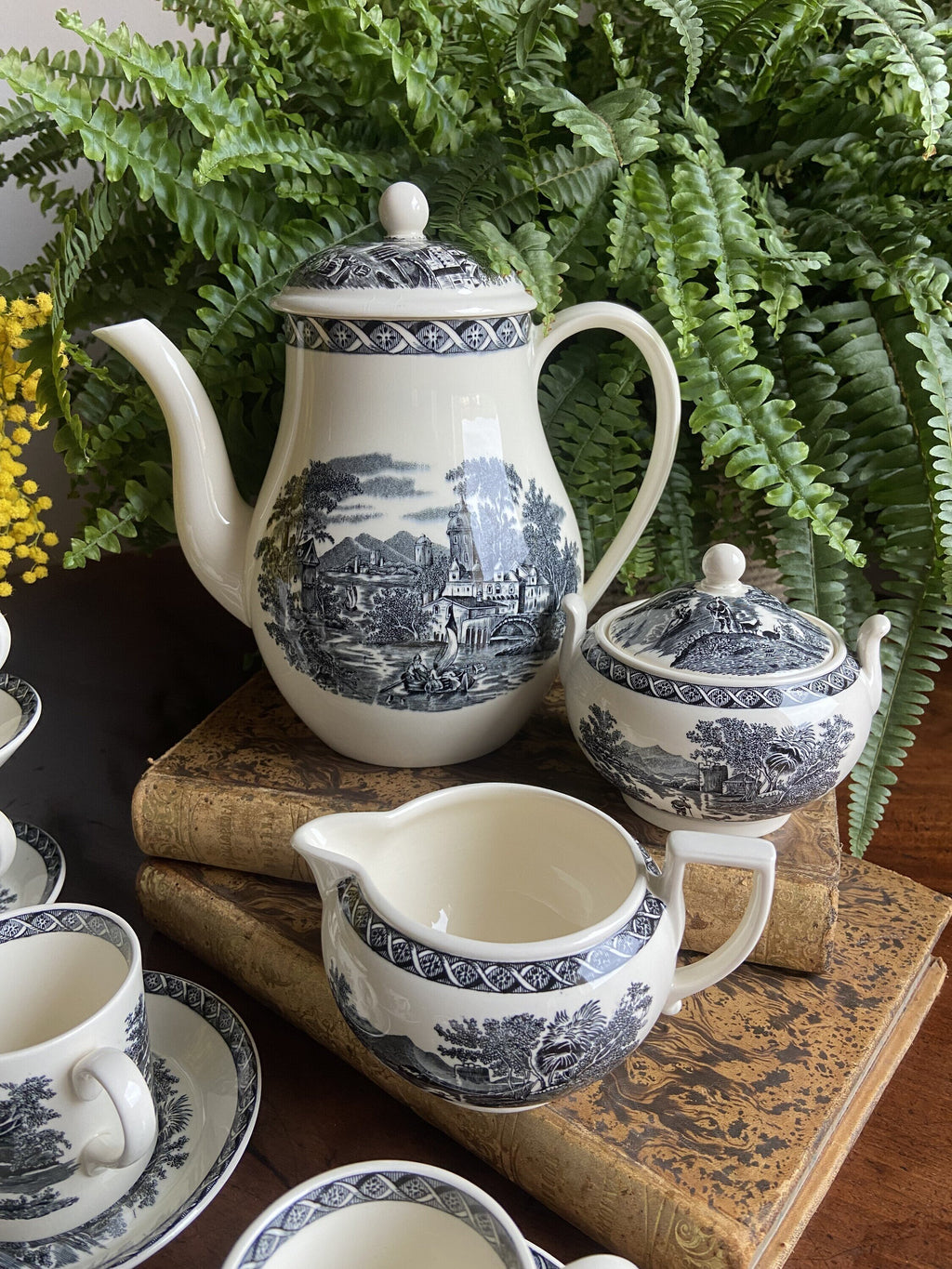 Juego de café en porcelana inglesa "Wedgwood" (mod. Lugano).