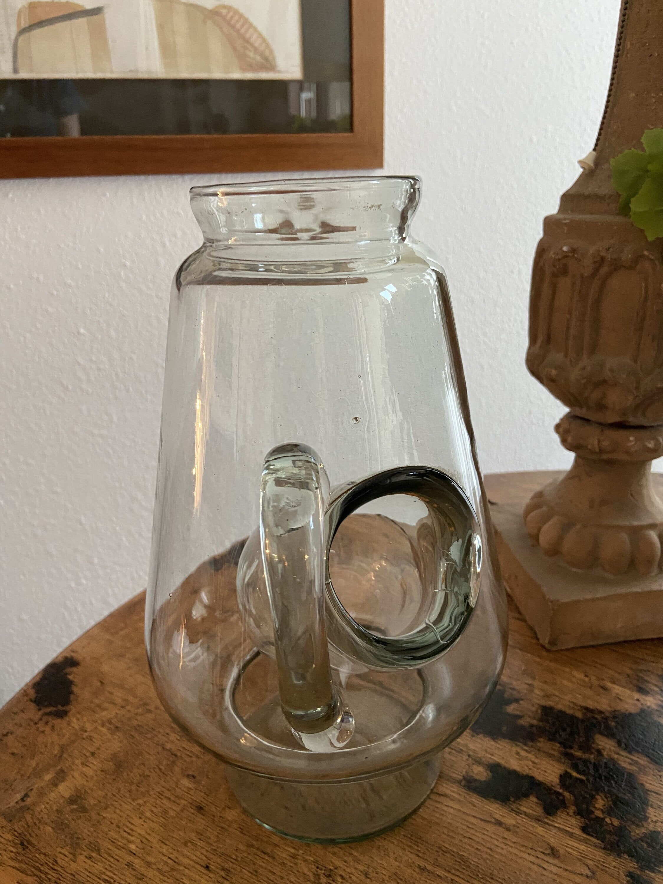 Jarra en vidrio soplado con compartimento para hielo.